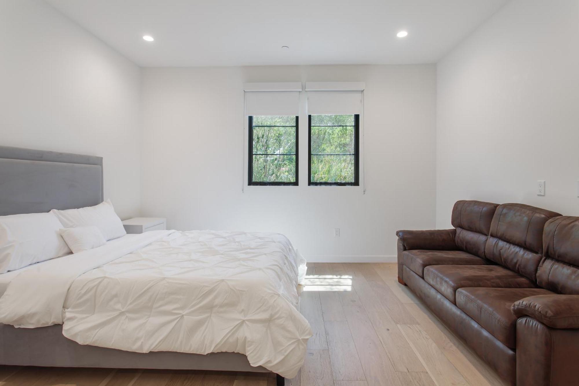 Capsule hotel West Side Prime Location 2 Bedroom With Pool Los Angeles