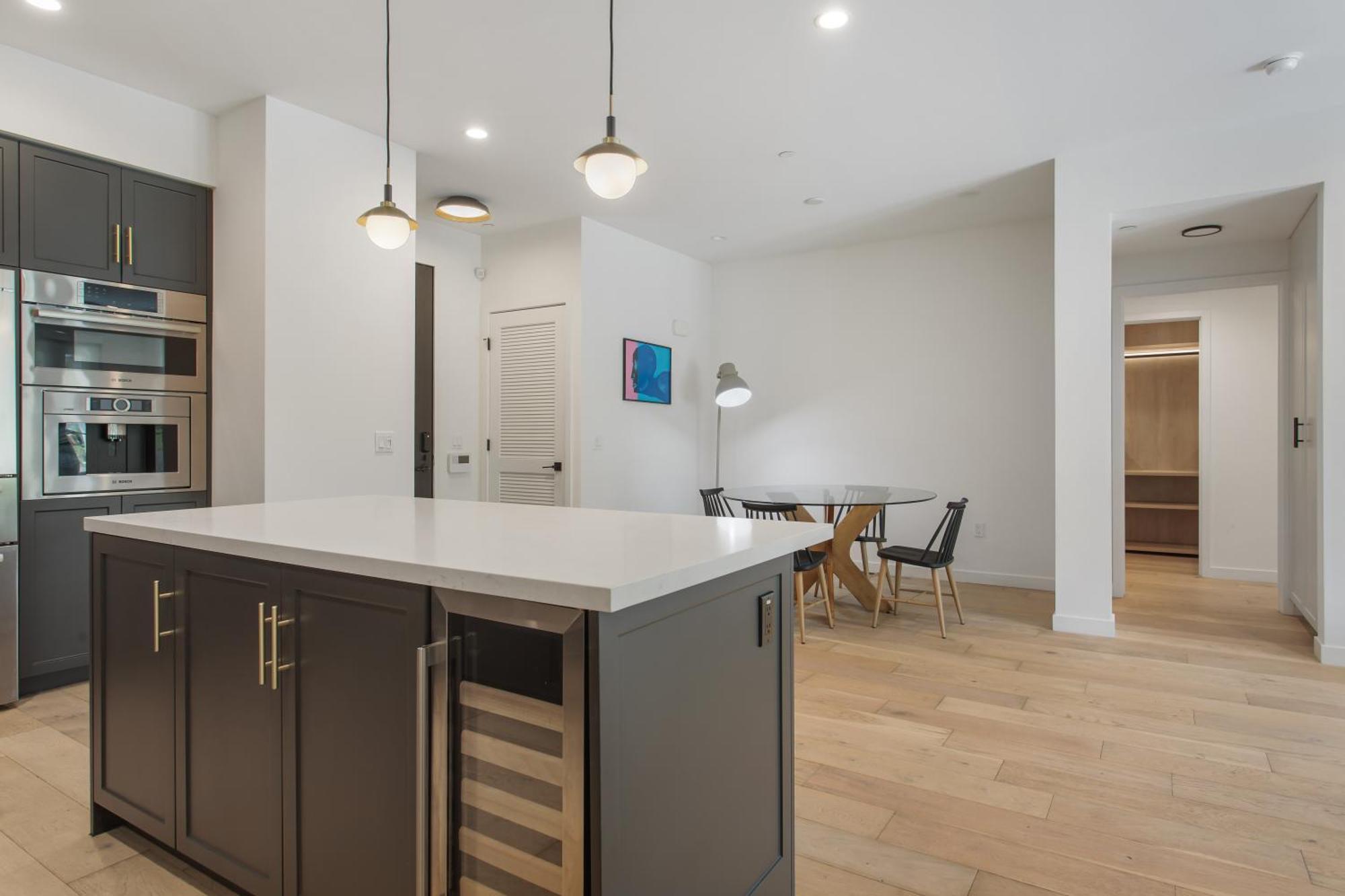 West Side Prime Location 2 Bedroom With Pool Capsule hotel