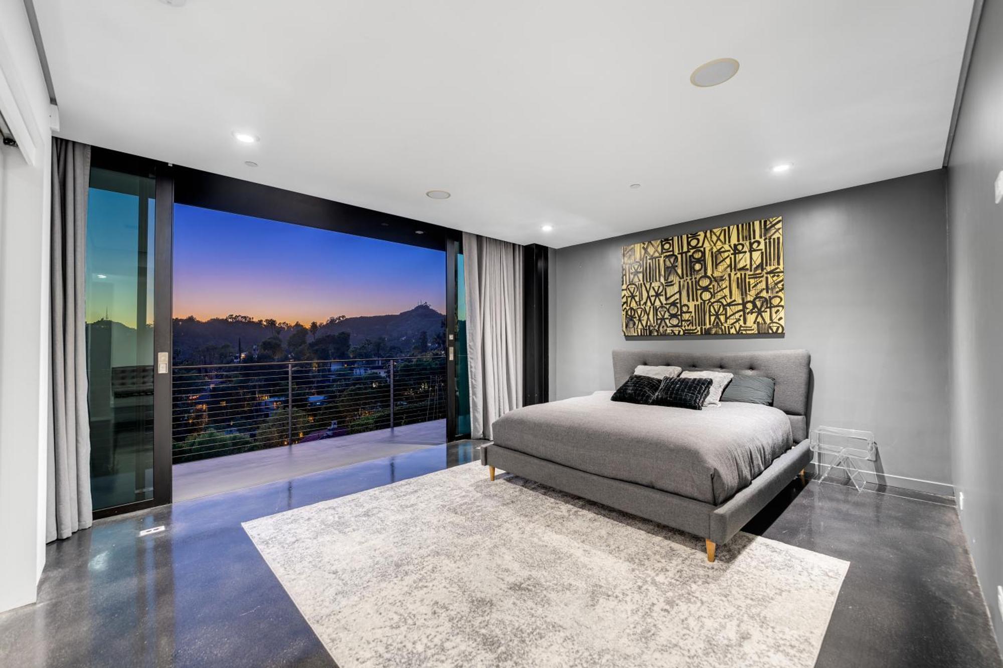 Architectural Masterpiece With Panoramic Views