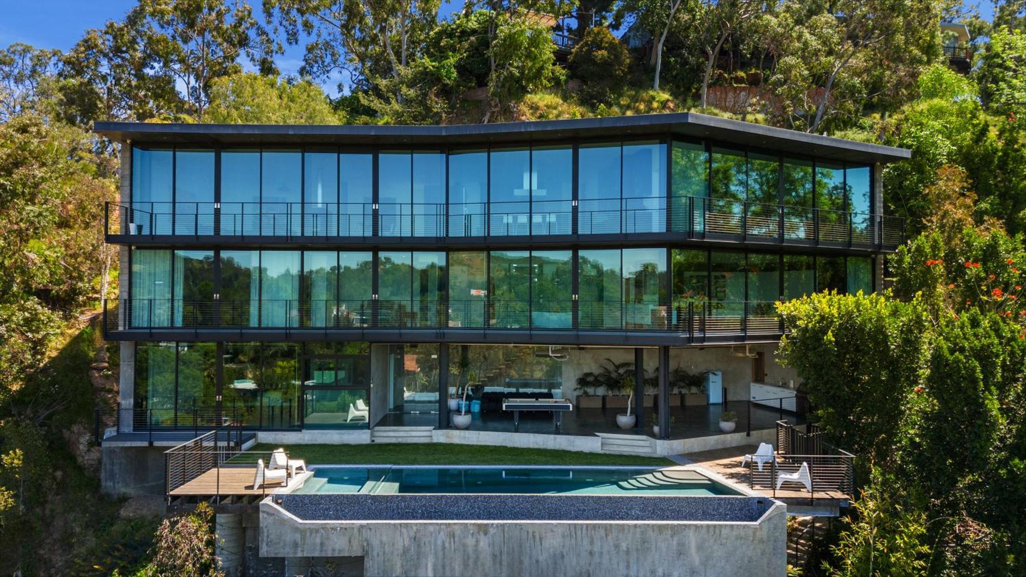 Architectural Masterpiece With Panoramic Views