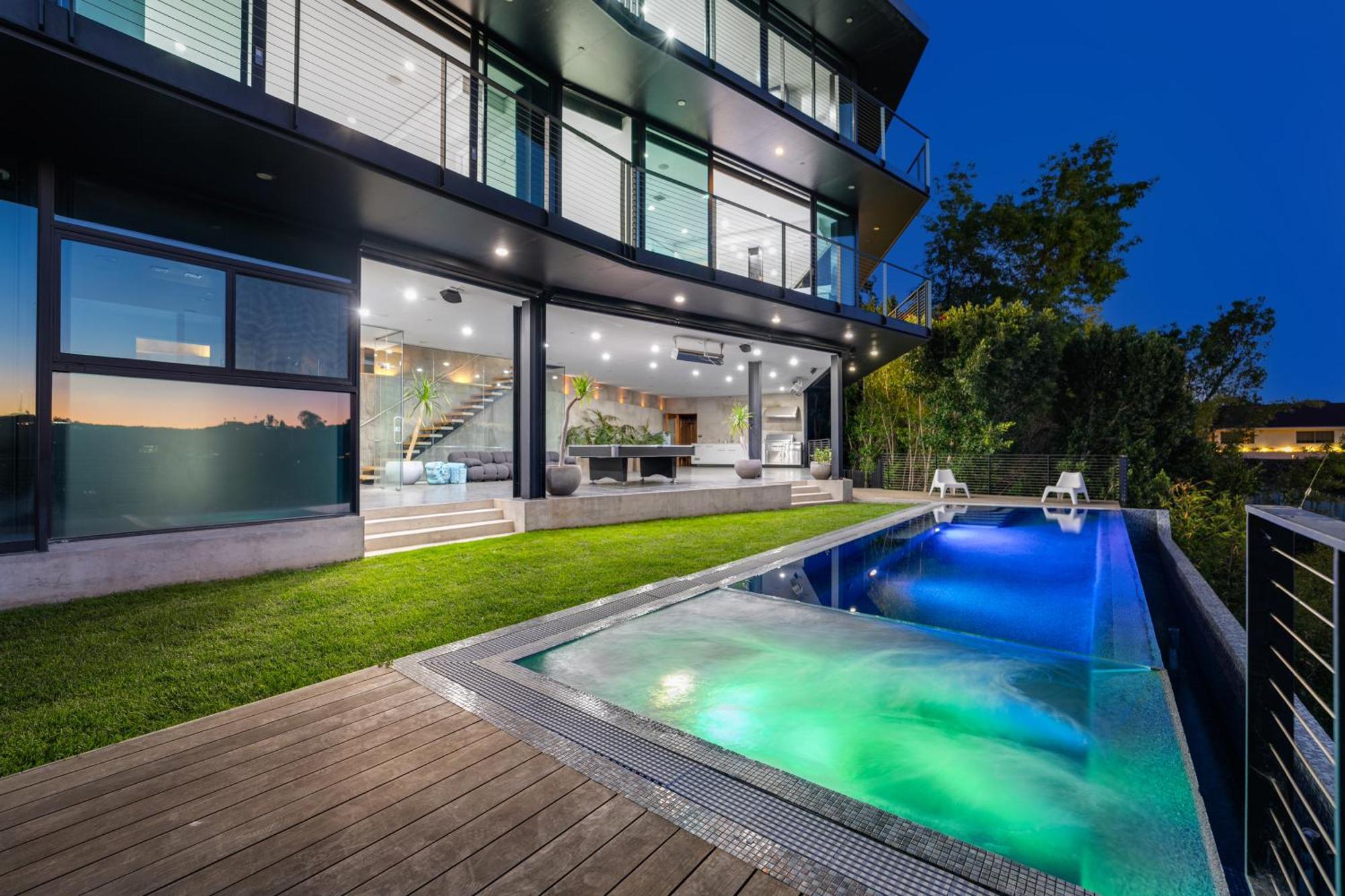 Architectural Masterpiece With Panoramic Views