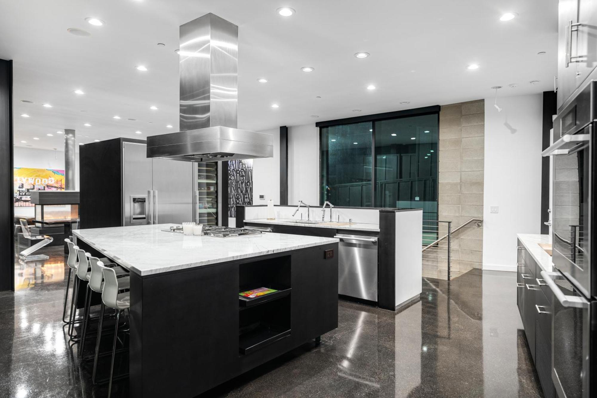 Architectural Masterpiece With Panoramic Views