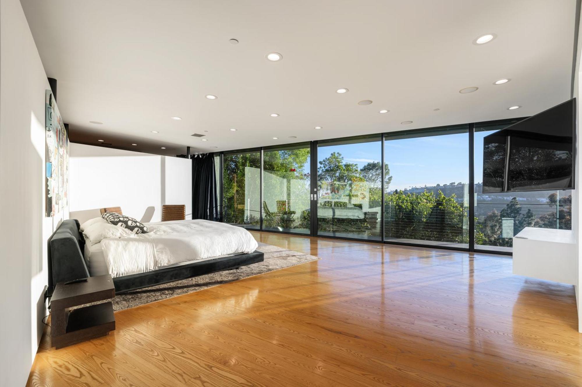 Architectural Masterpiece With Panoramic Views *