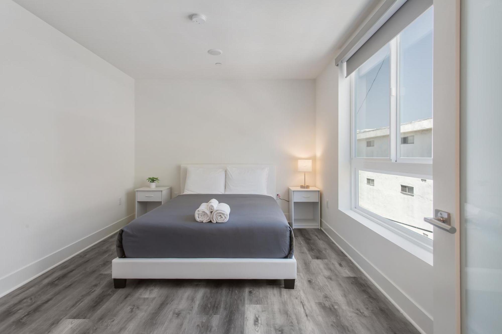 Capsule hotel Beverly Hills 2bd 2ba With Free Parking *