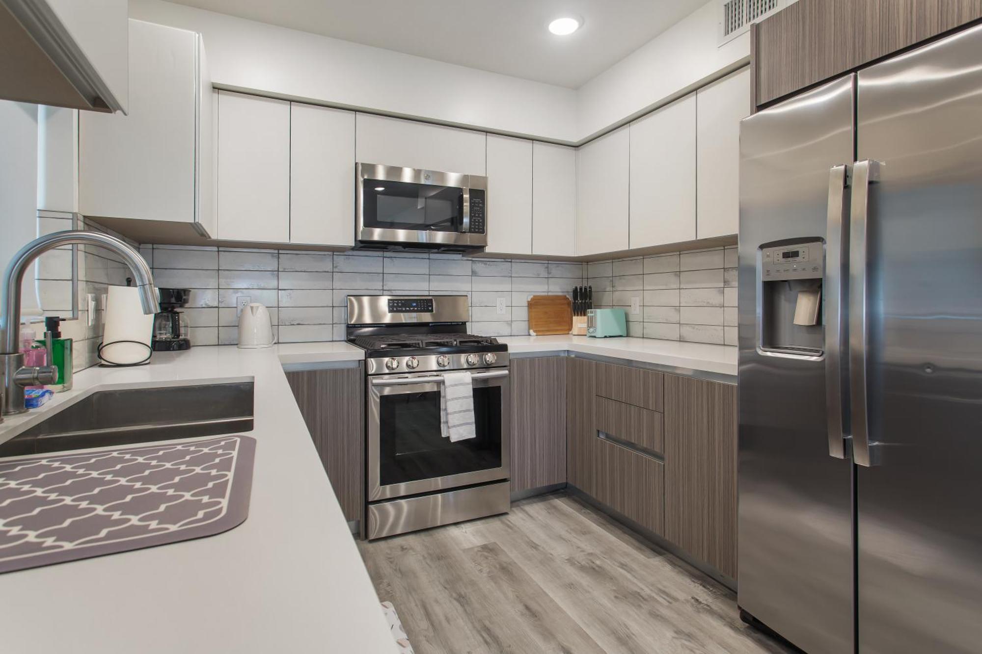 Beverly Hills 2bd 2ba With Free Parking Capsule hotel Los Angeles