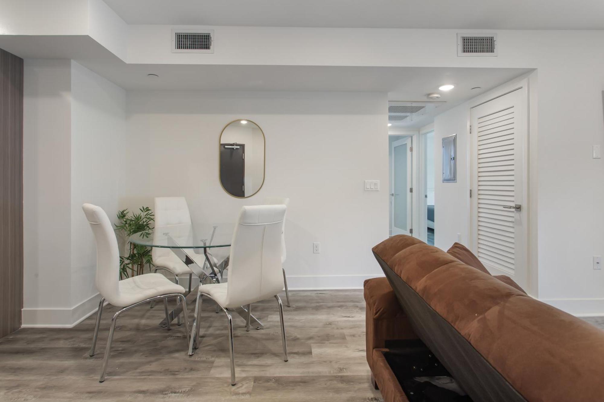 Beverly Hills 2bd 2ba With Free Parking Capsule hotel *