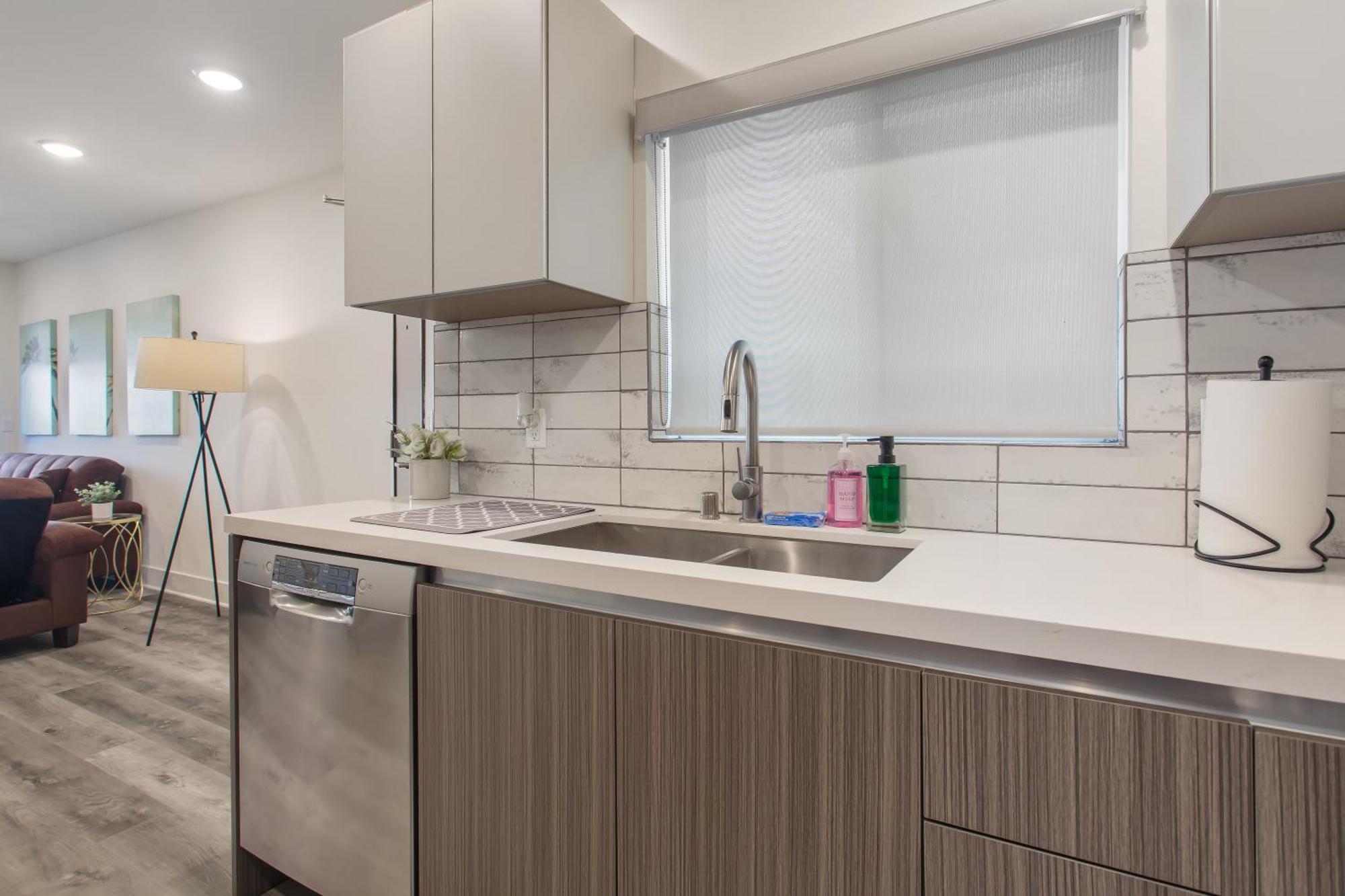 Beverly Hills 2bd 2ba With Free Parking Capsule hotel Los Angeles