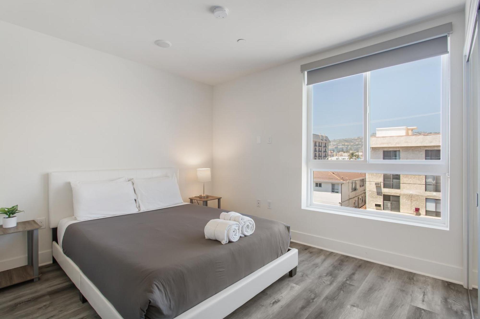 Beverly Hills 2bd 2ba With Free Parking Capsule hotel *