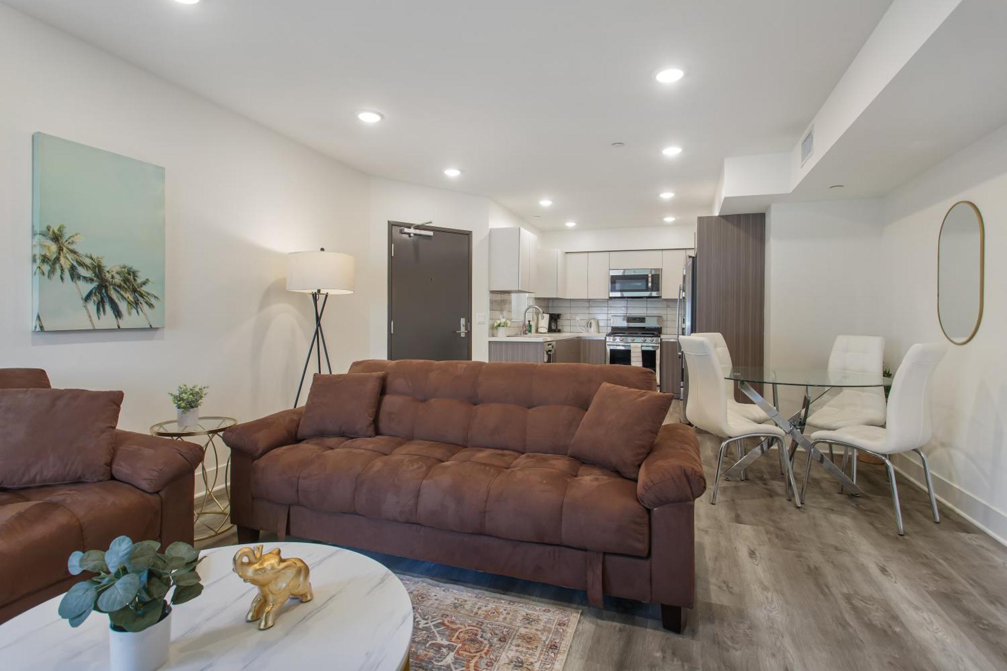 Beverly Hills 2bd 2ba With Free Parking Capsule hotel