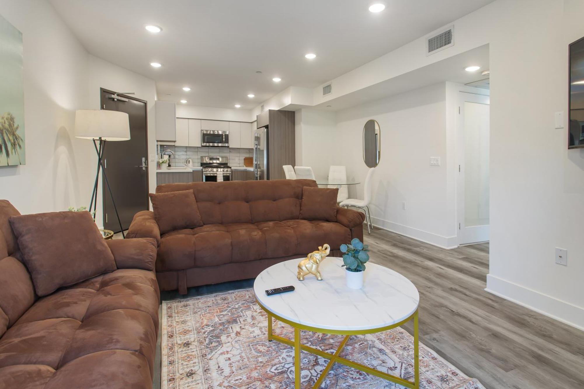 Beverly Hills 2bd 2ba With Free Parking Capsule hotel *