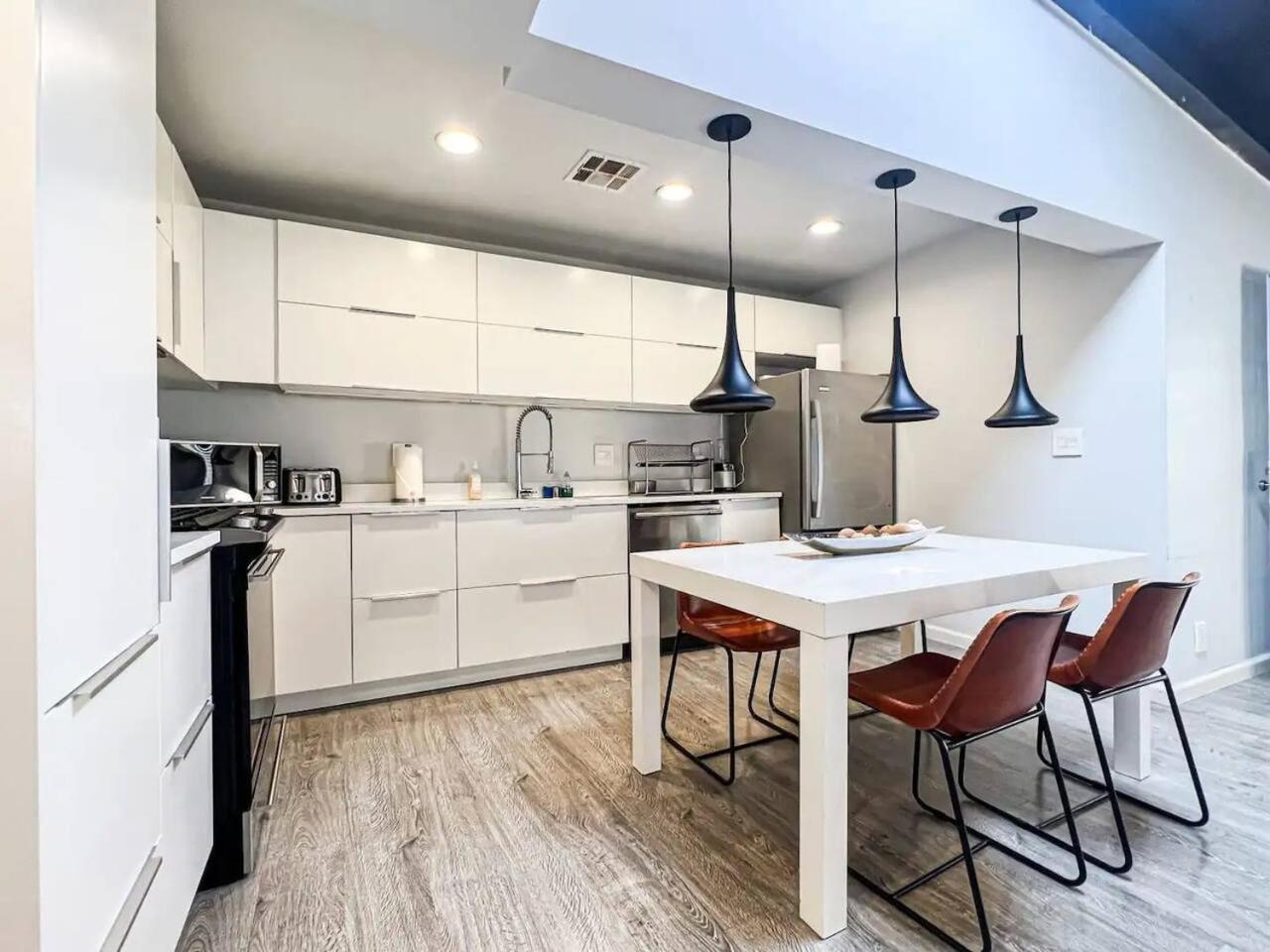 Stylish 2br House With Serene Shared Yard - Sh2-wb Los Angeles