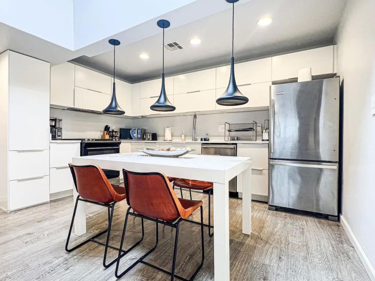 Stylish 2br House With Serene Shared Yard - Sh2-wb