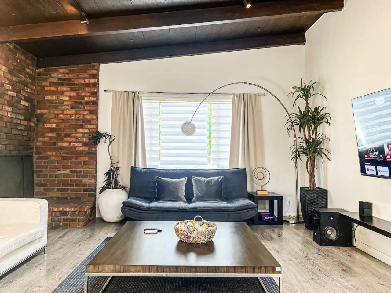 Stylish 2br House With Serene Shared Yard - Sh2-wb *