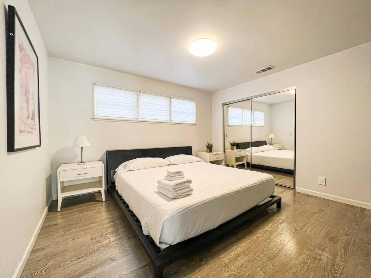Stylish 2br House With Serene Shared Yard - Sh2-wb Holiday home