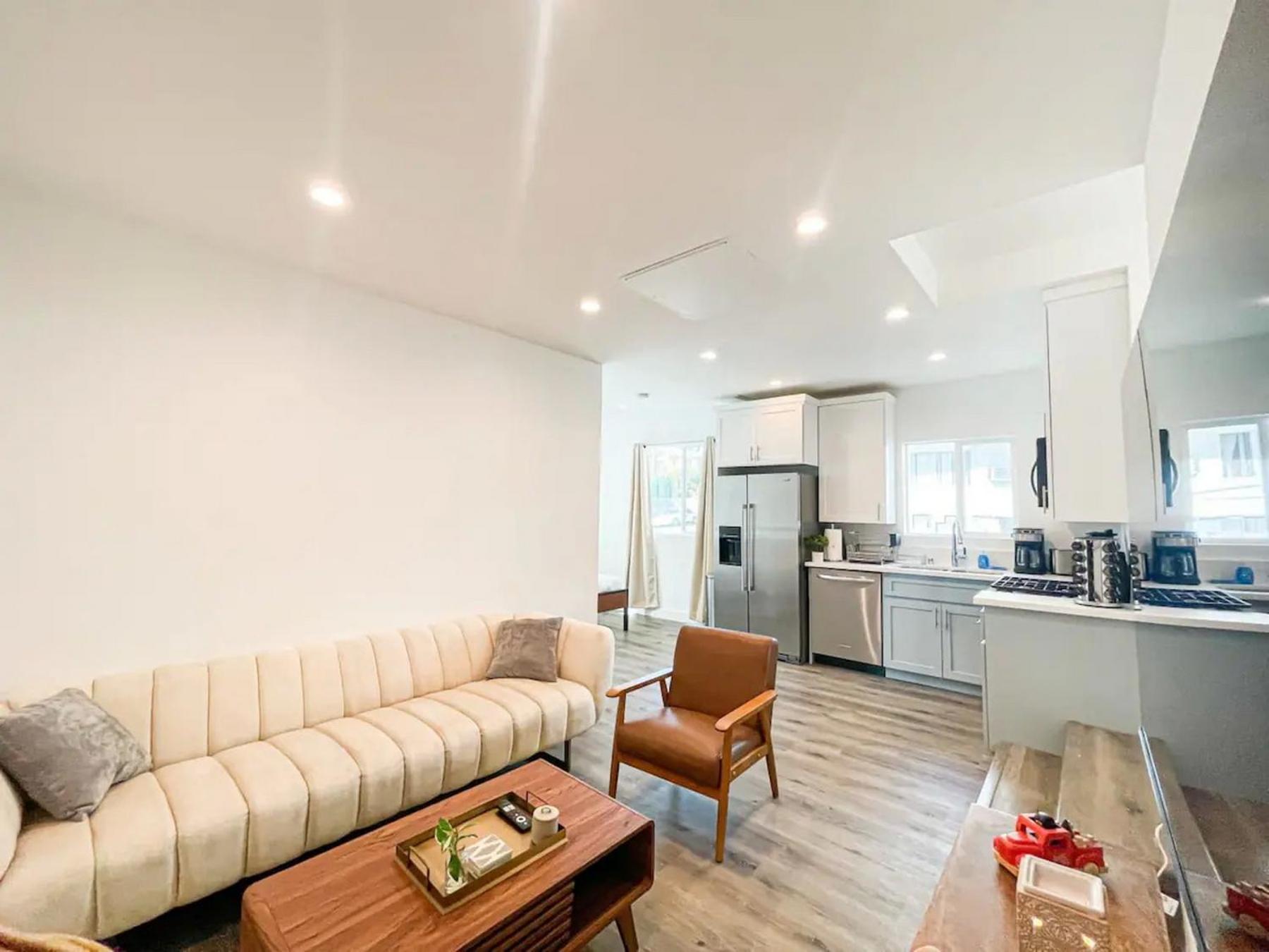 Warm And Welcoming Space In Hollywood-br16-bh *
