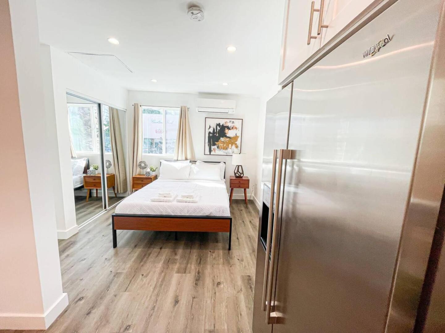 Warm And Welcoming Space In Hollywood-br16-bh *