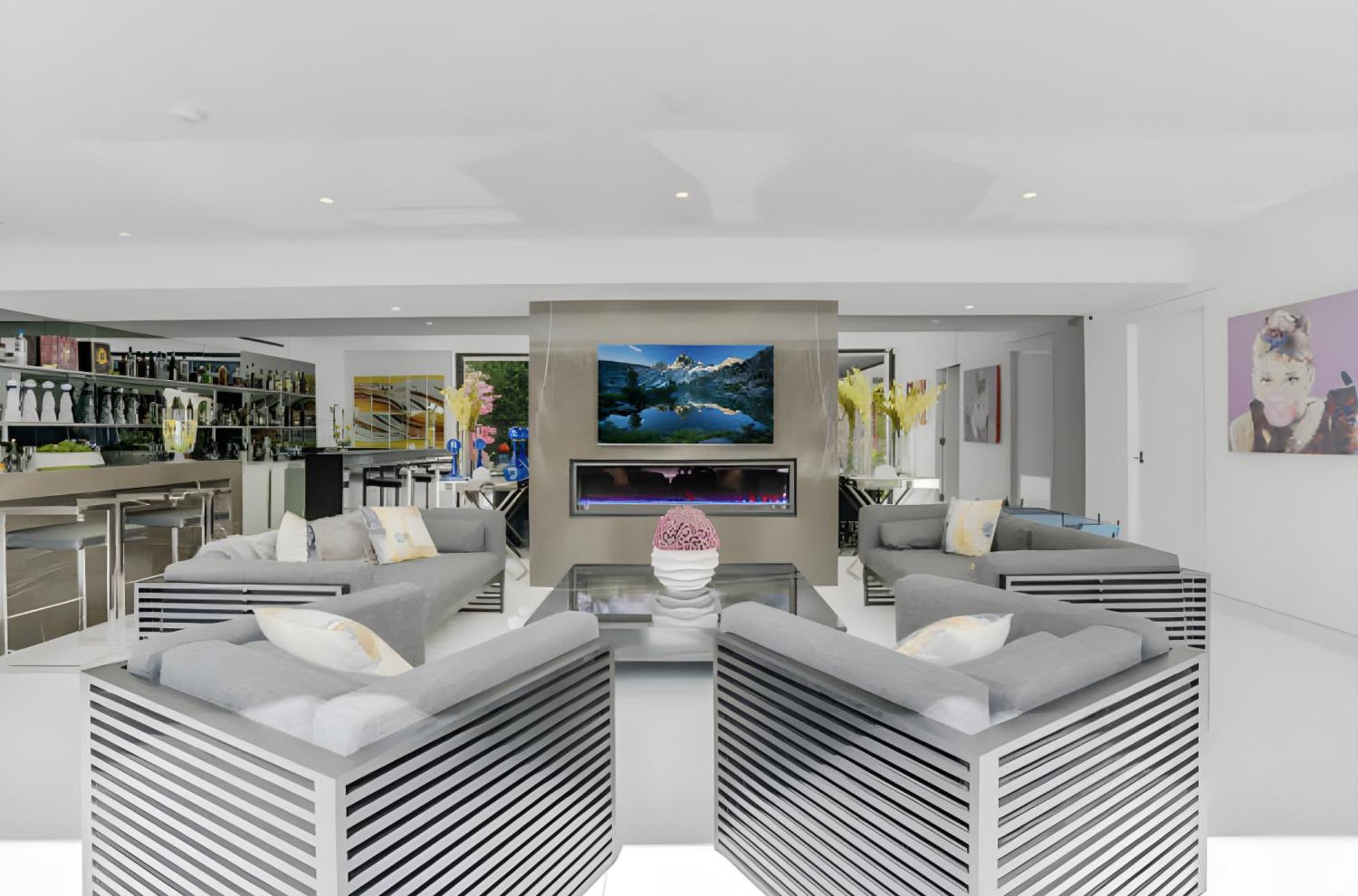Sleek Grand In Beverly Hills Villa