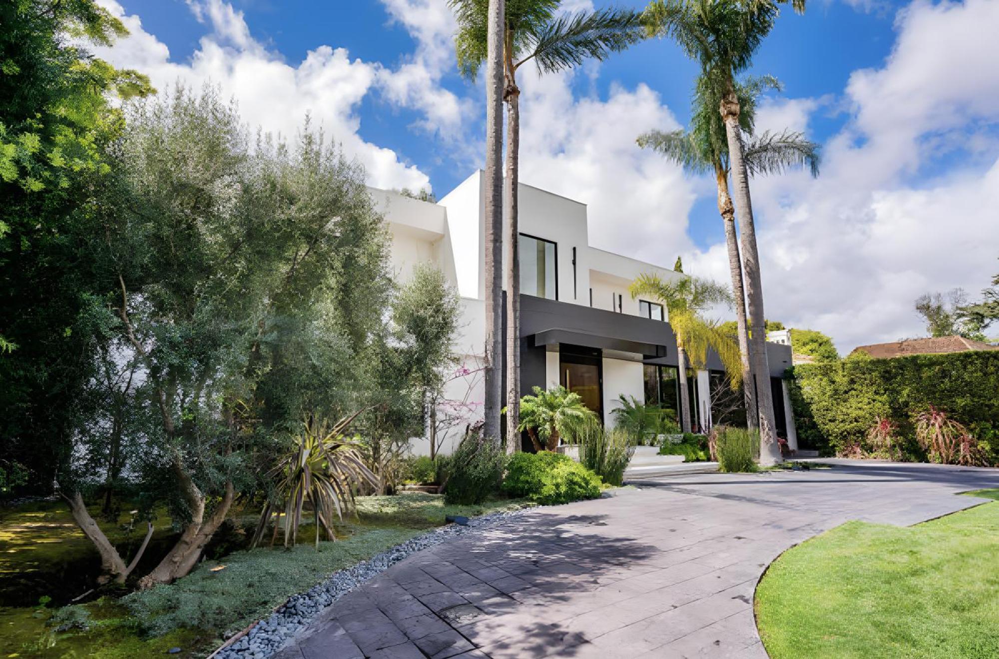 Sleek Grand In Beverly Hills