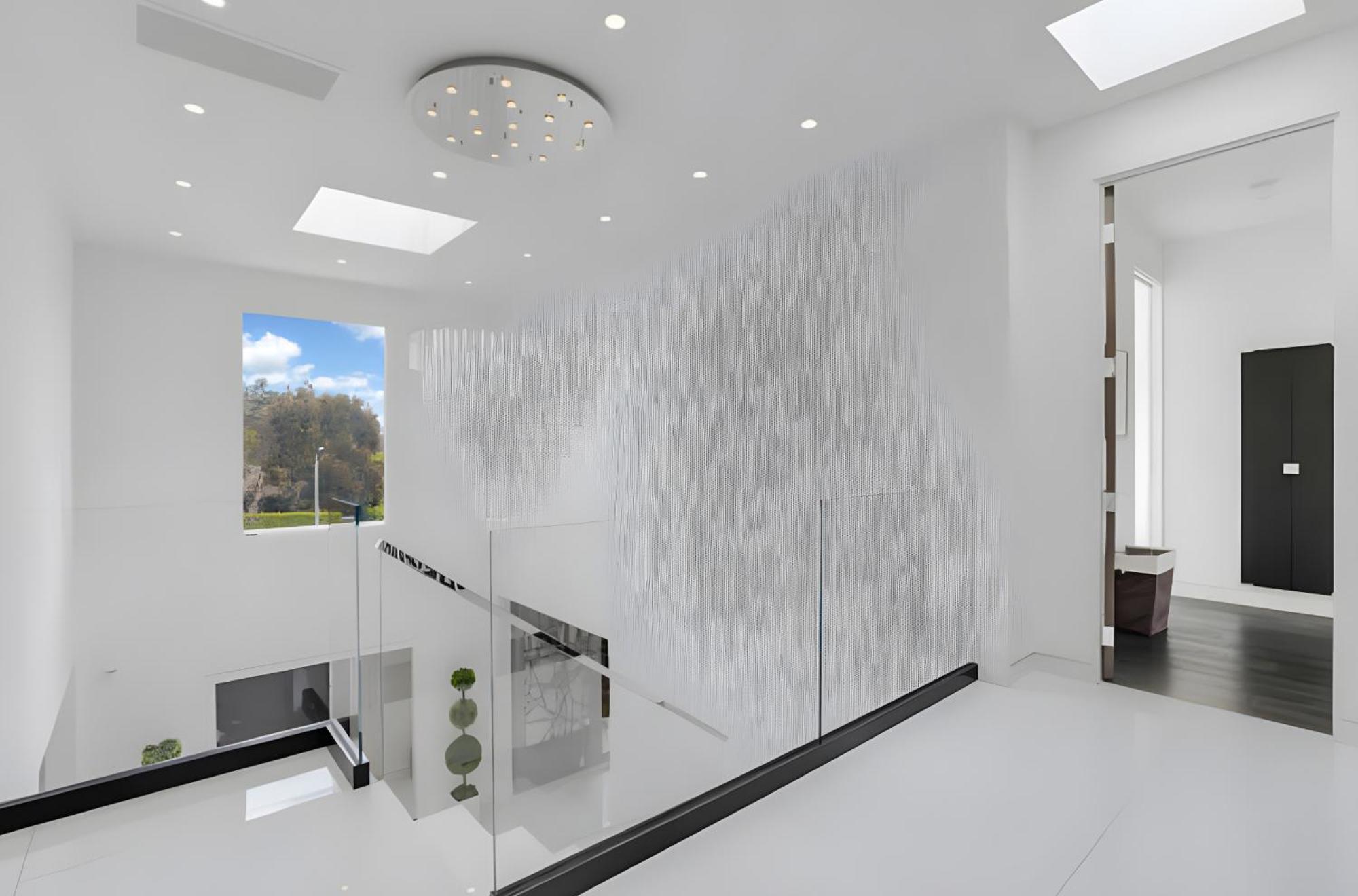 Sleek Grand In Beverly Hills *