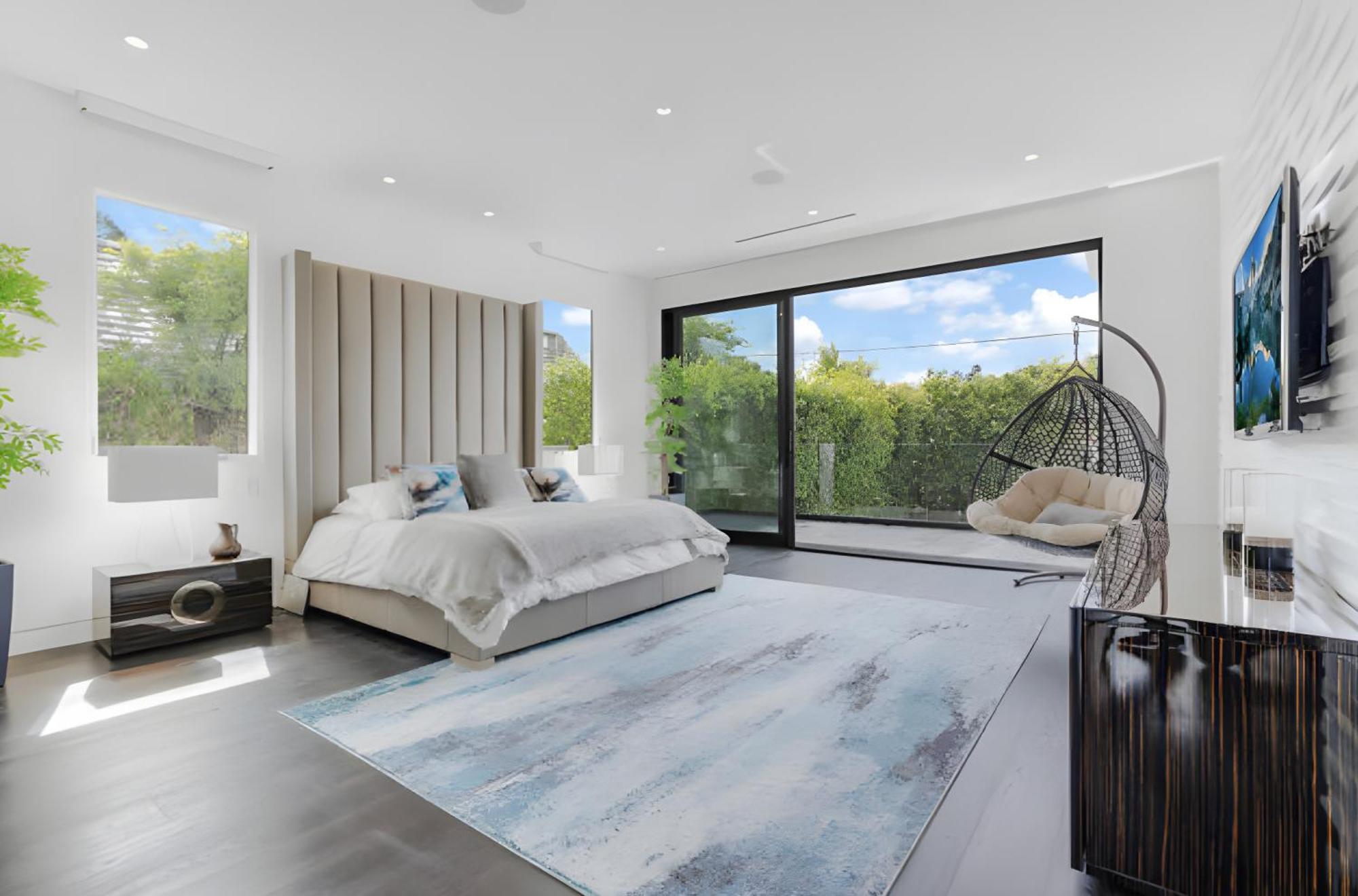 Sleek Grand In Beverly Hills Villa