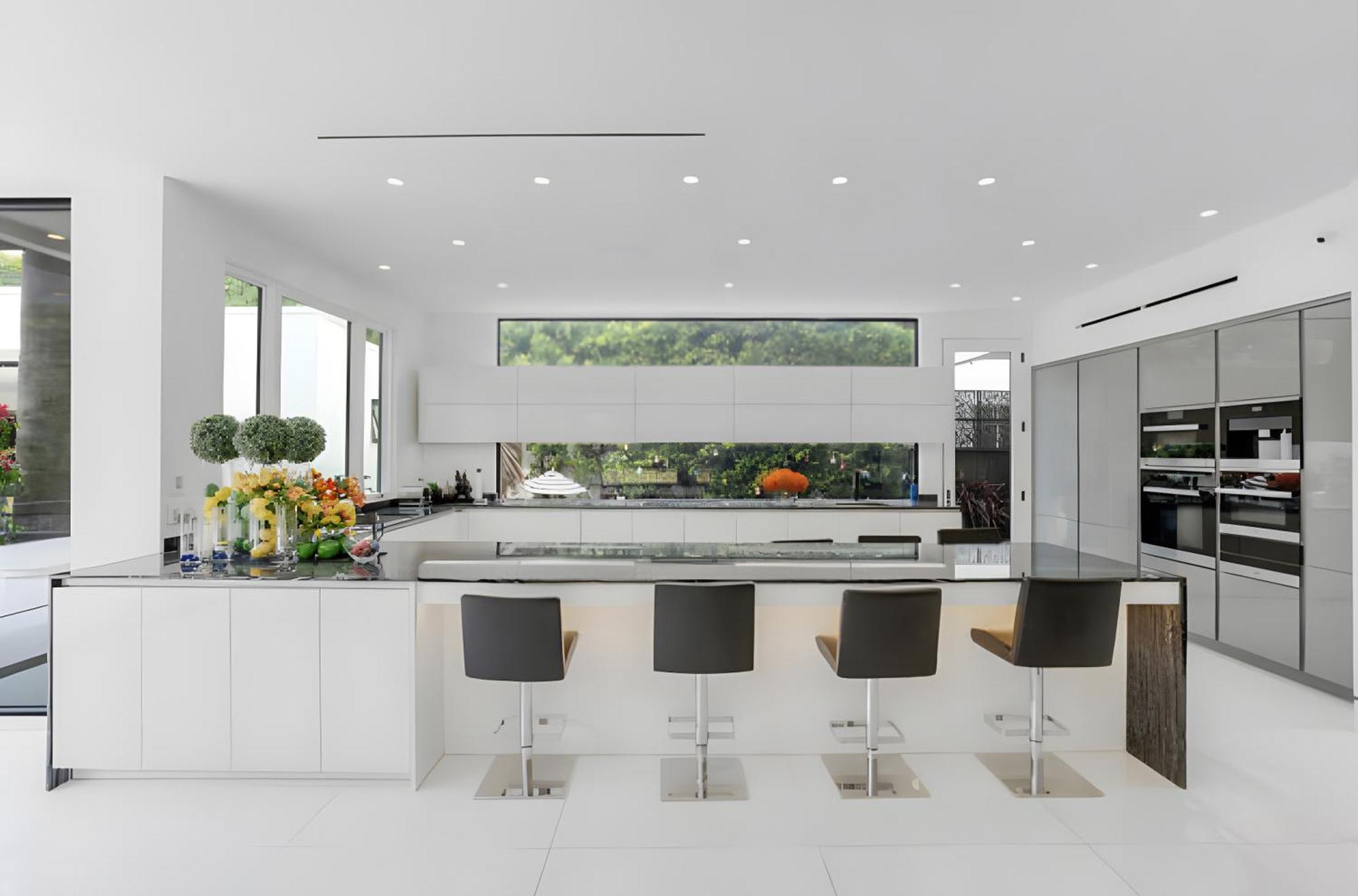 Sleek Grand In Beverly Hills *