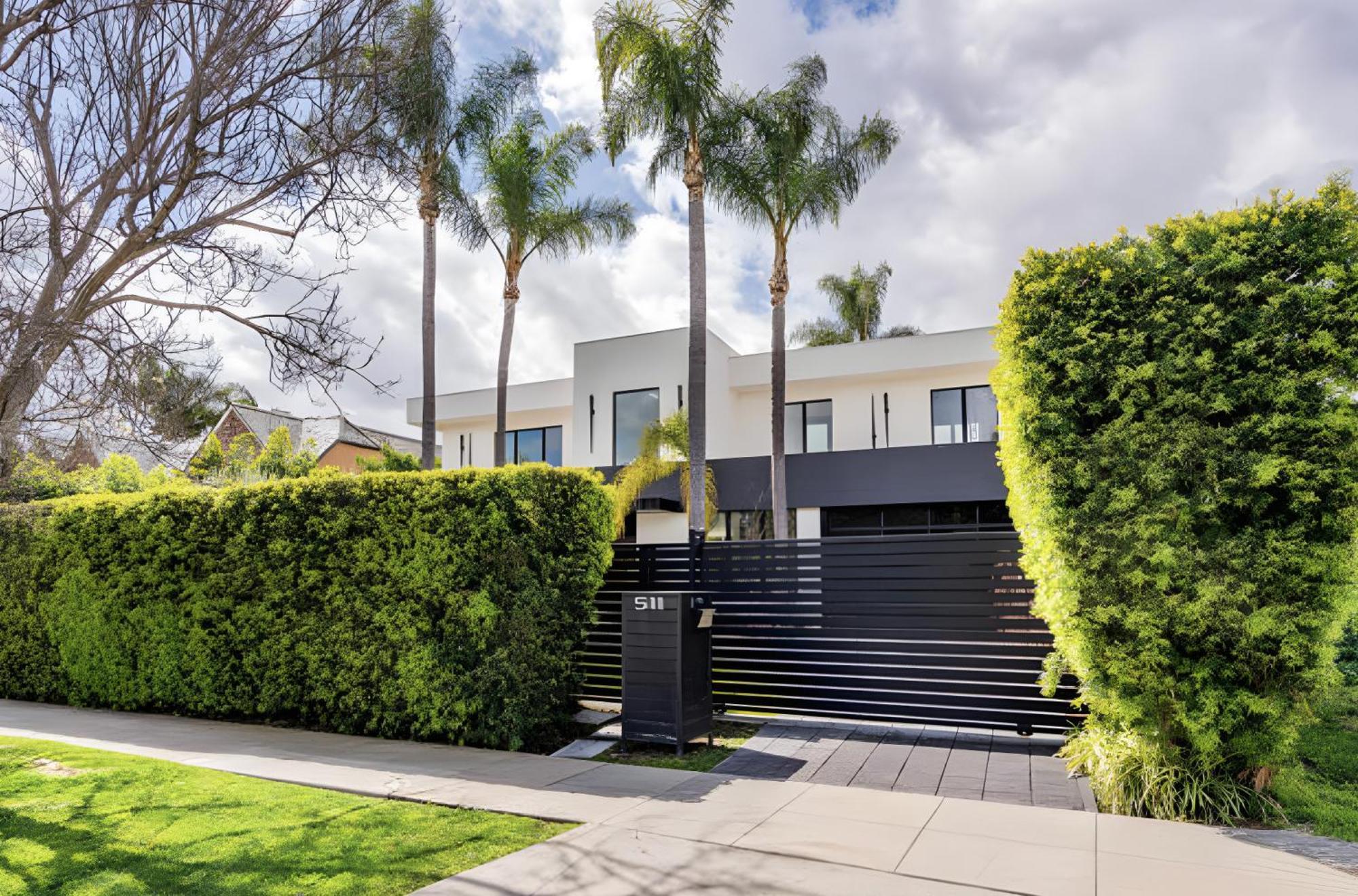 Sleek Grand In Beverly Hills Villa