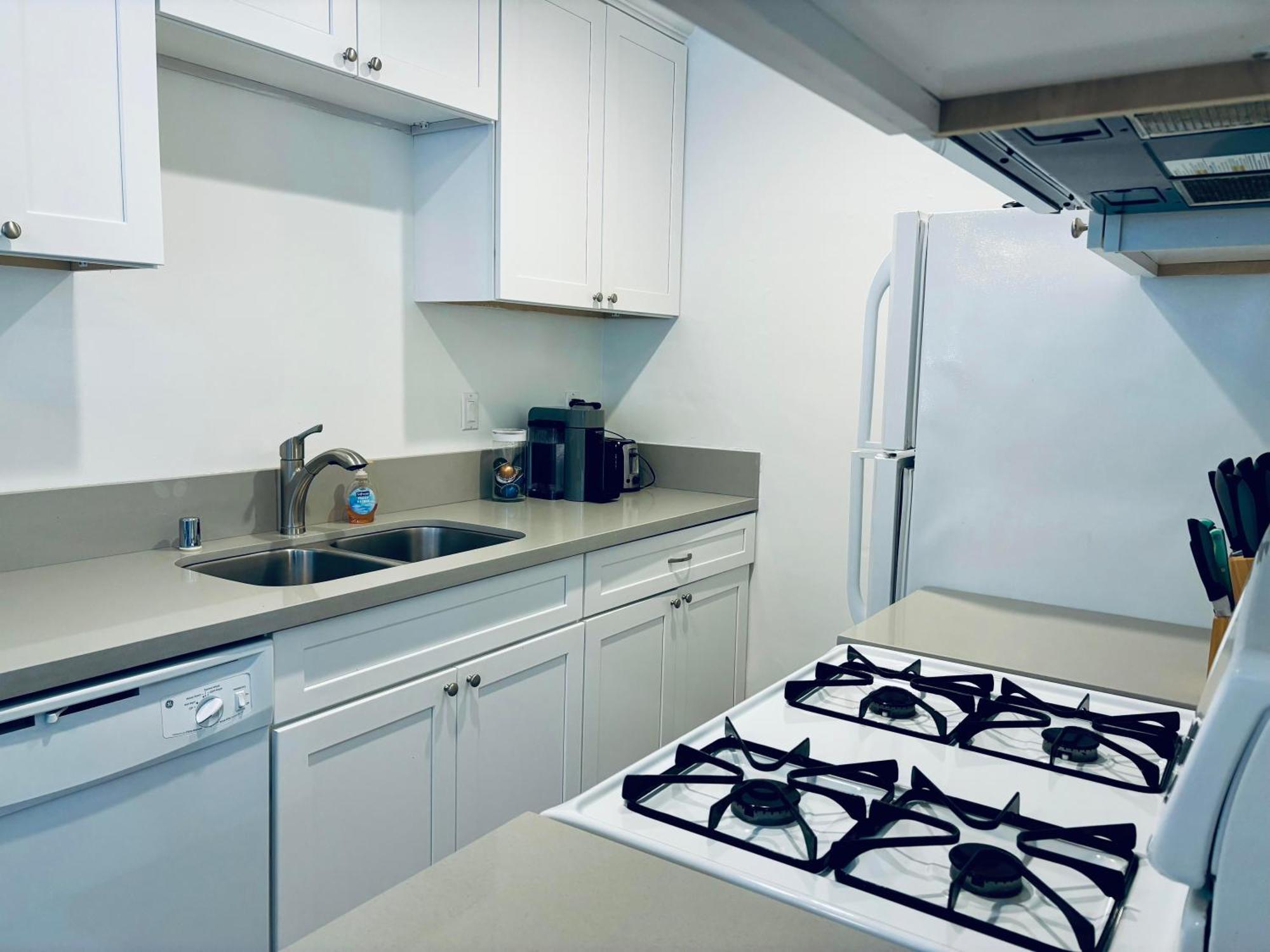 Modern, 1 Bed Condo, Downtown Century Apartamento *
