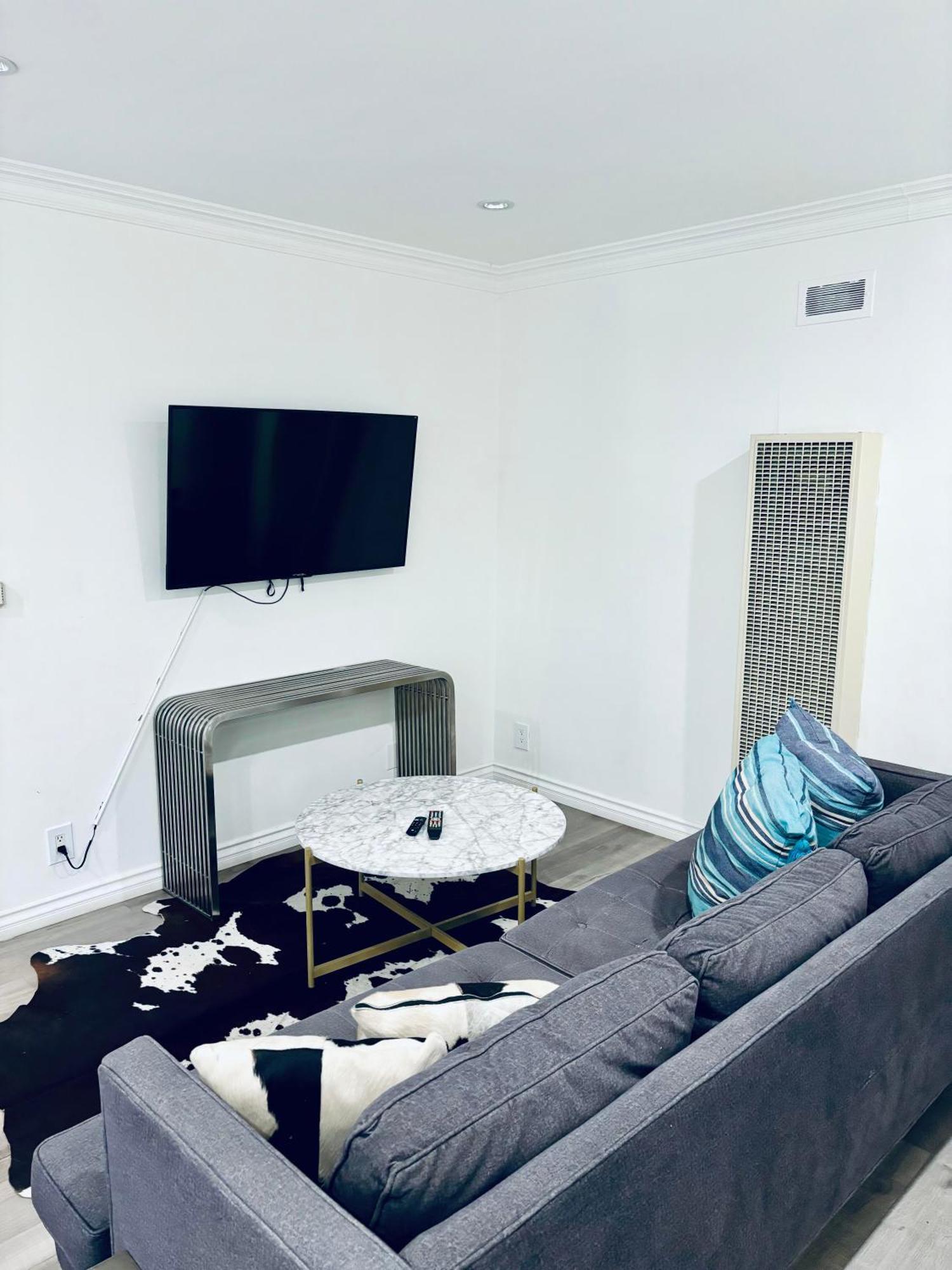 Modern, 1 Bed Condo, Downtown Century *