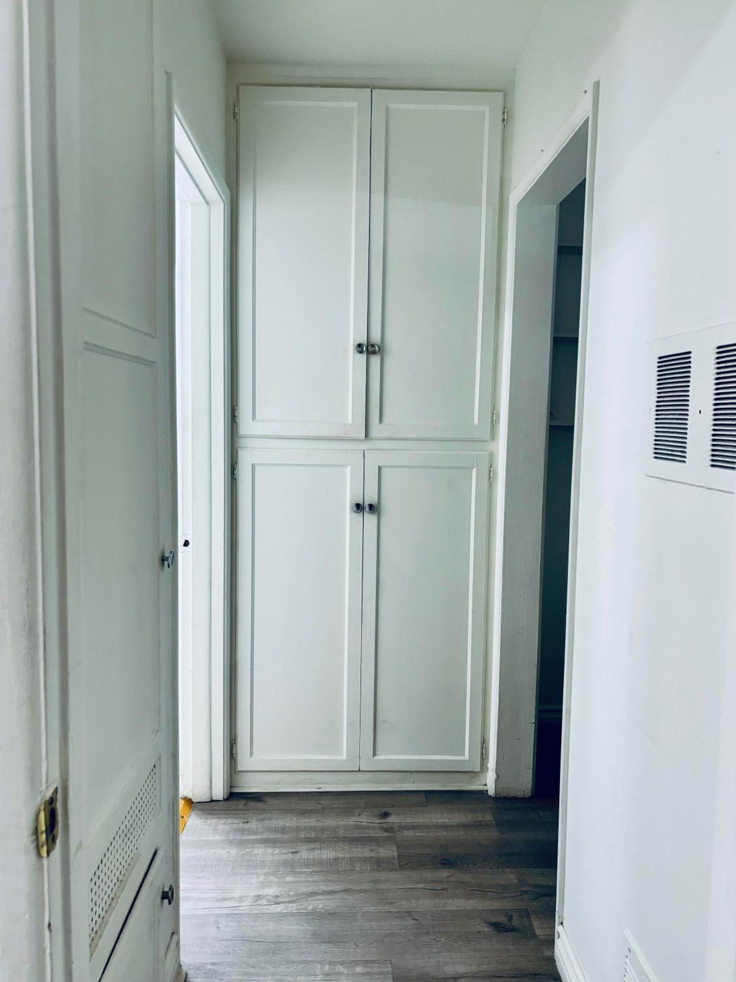 Modern, 1 Bed Condo, Downtown Century