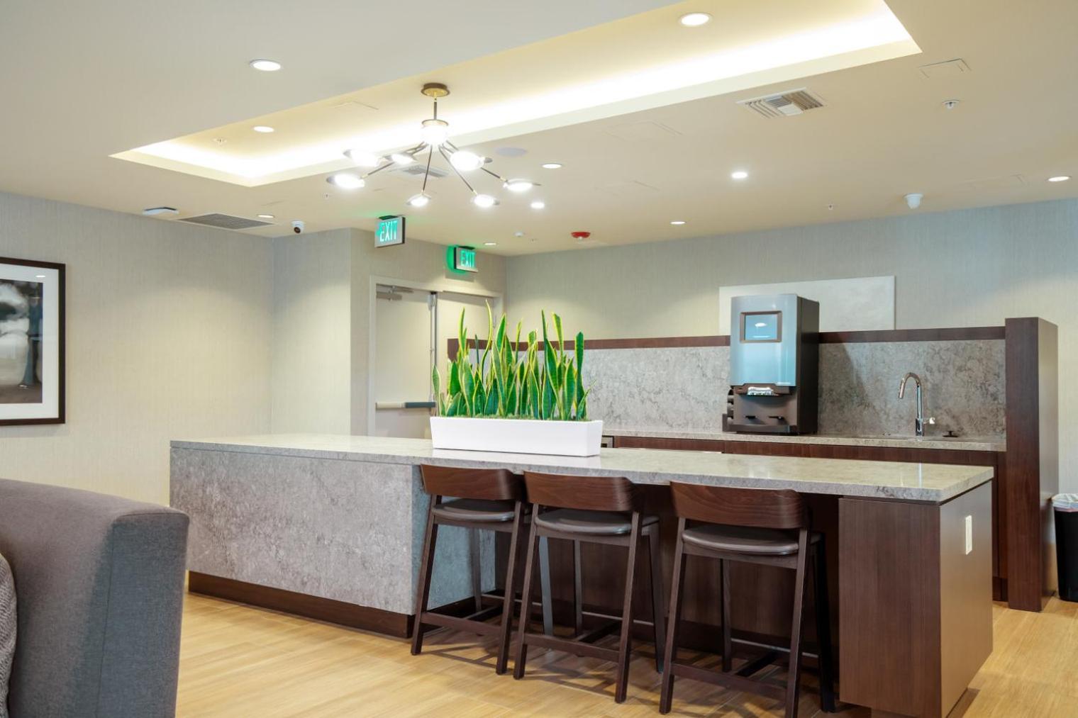 Woodland Hills W Gym Pool Nr 101 Lax-830