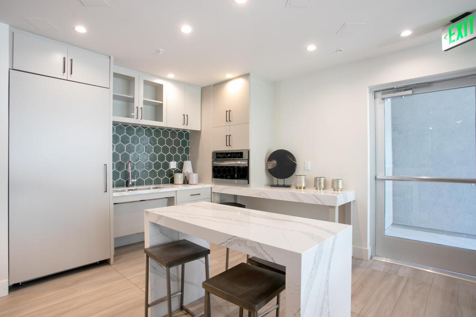Woodland Hills W Gym Pool Nr 101 Lax-830 *
