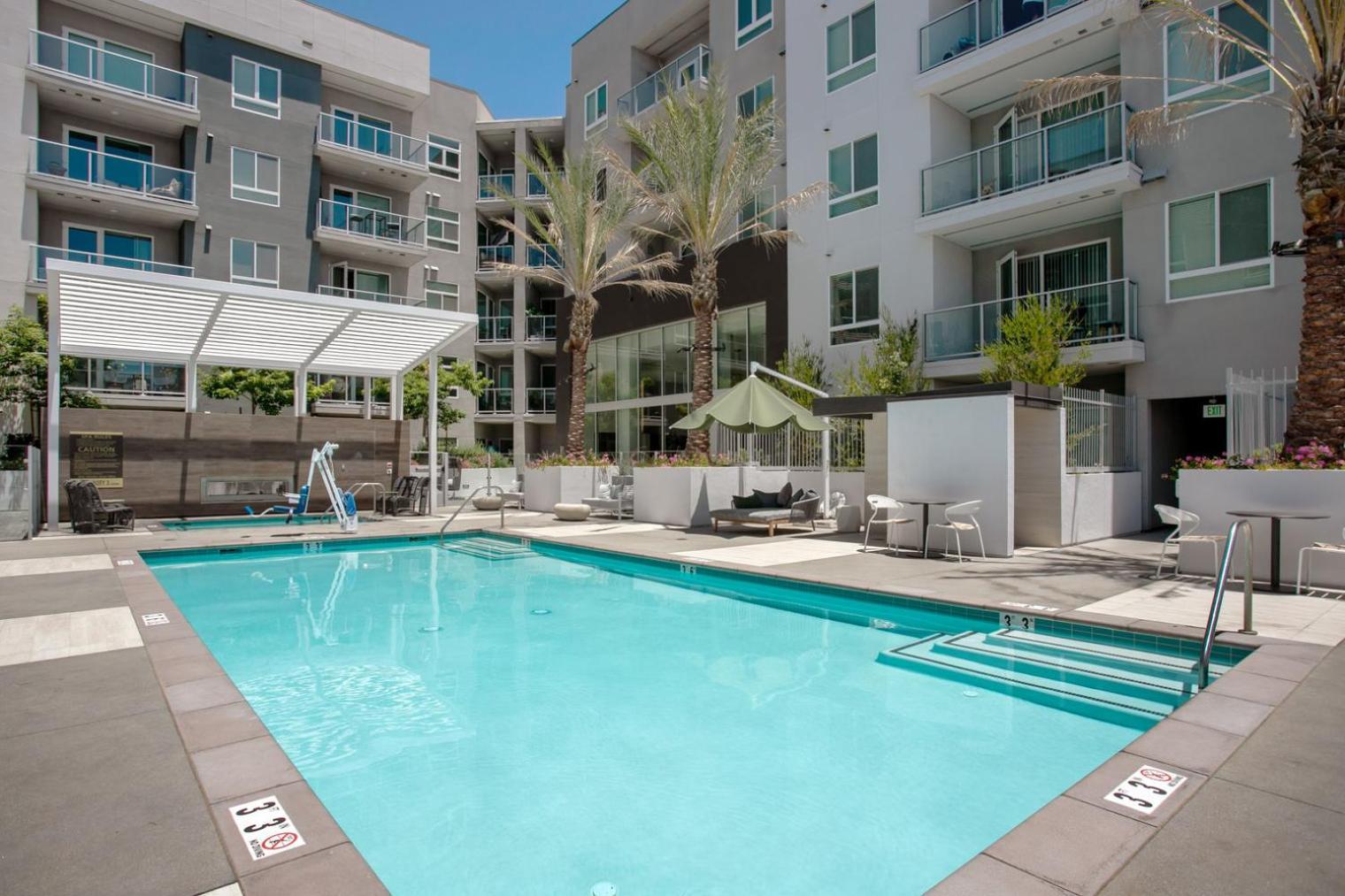 Apartment Woodland Hills W Gym Pool Nr 101 Lax-830