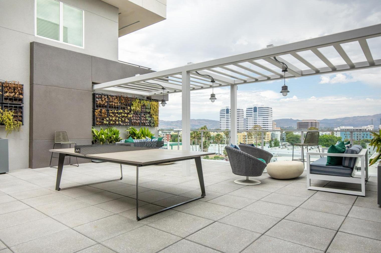 Woodland Hills W Gym Pool Nr 101 Lax-830