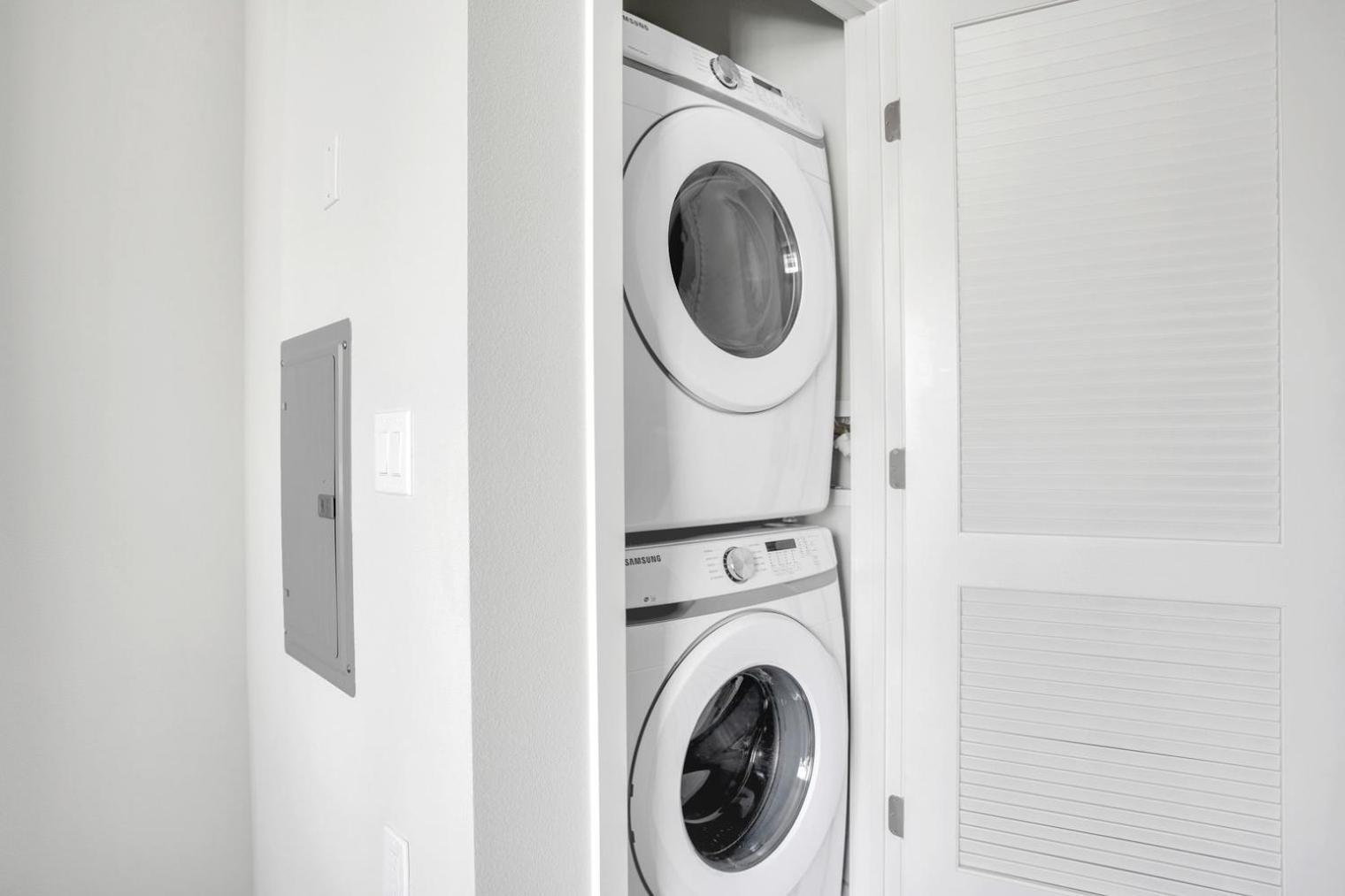 Apartment Woodland Hills W Gym Pool Nr 101 Lax-830