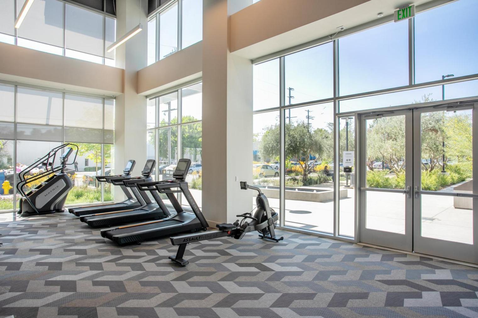 Woodland Hills W Gym Pool Nr 101 Lax-830 *