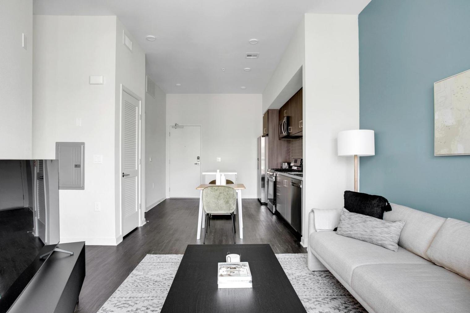 Woodland Hills W Gym Pool Nr 101 Lax-830 *