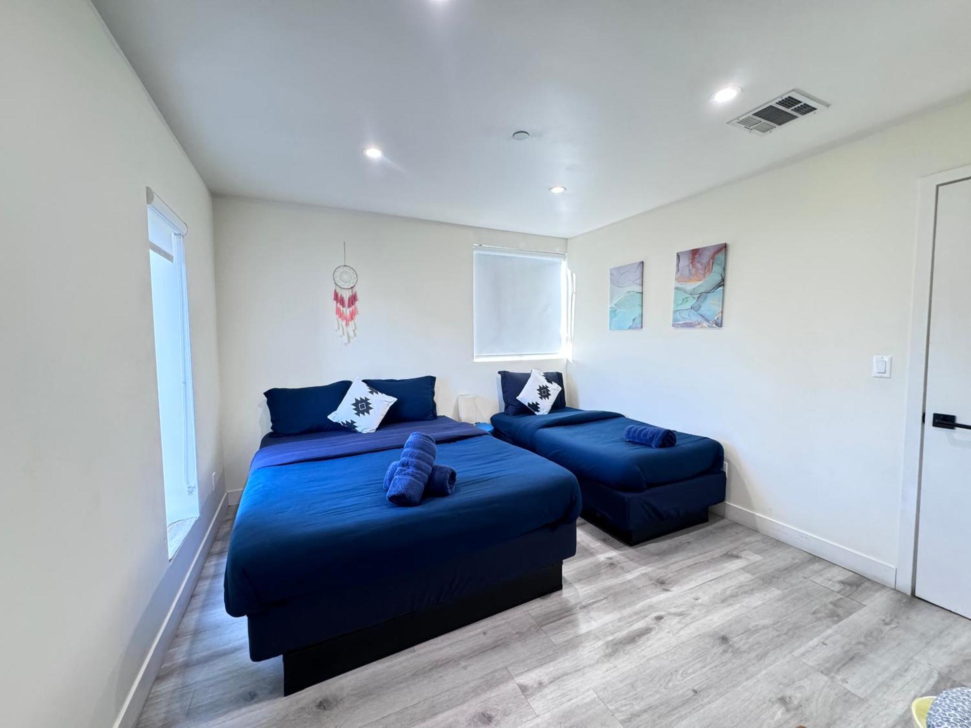 Cozy Chamber 3 Bedroom Hollywood Townhouse Holiday home *