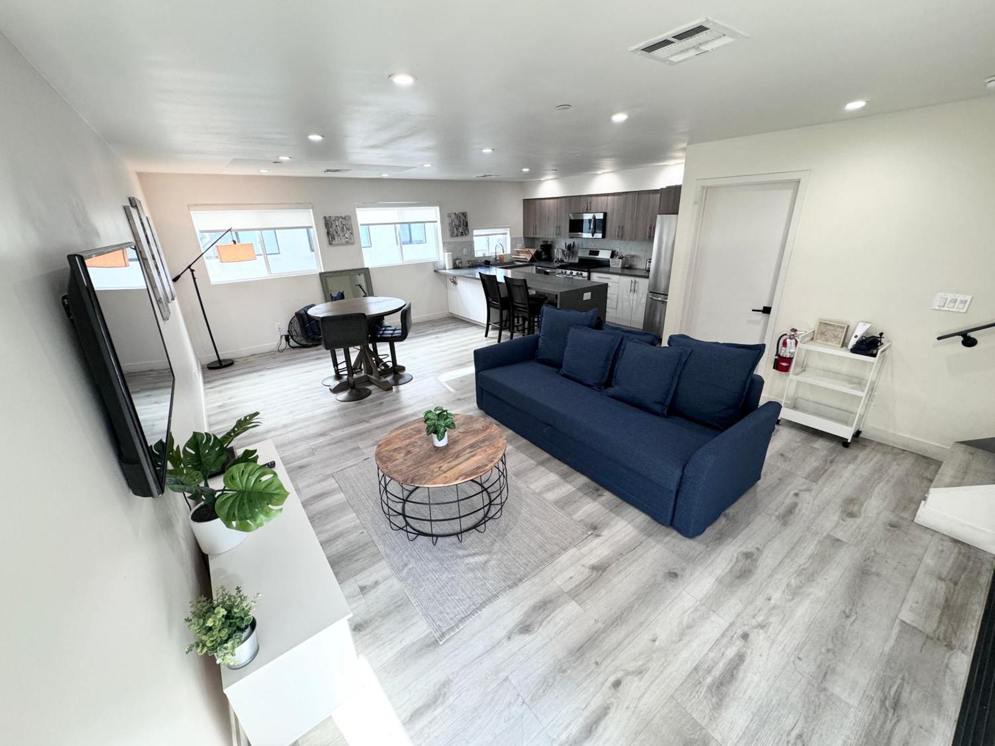 Cozy Chamber 3 Bedroom Hollywood Townhouse Los Angeles