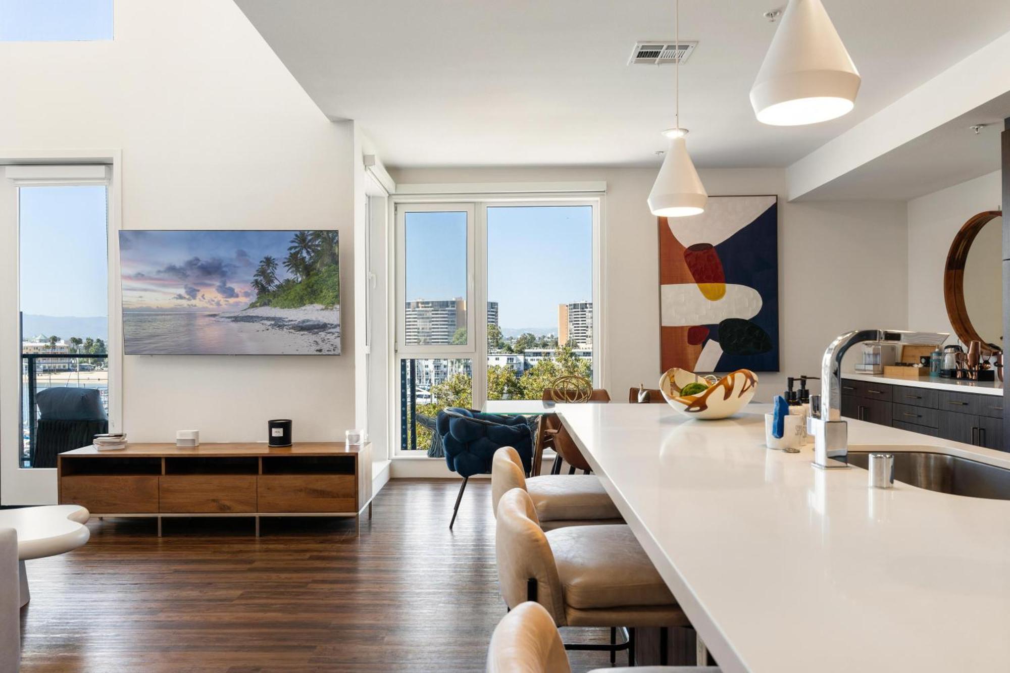 Sky-high Elegance Waterfront Penthouse 4 Beds Los Angeles