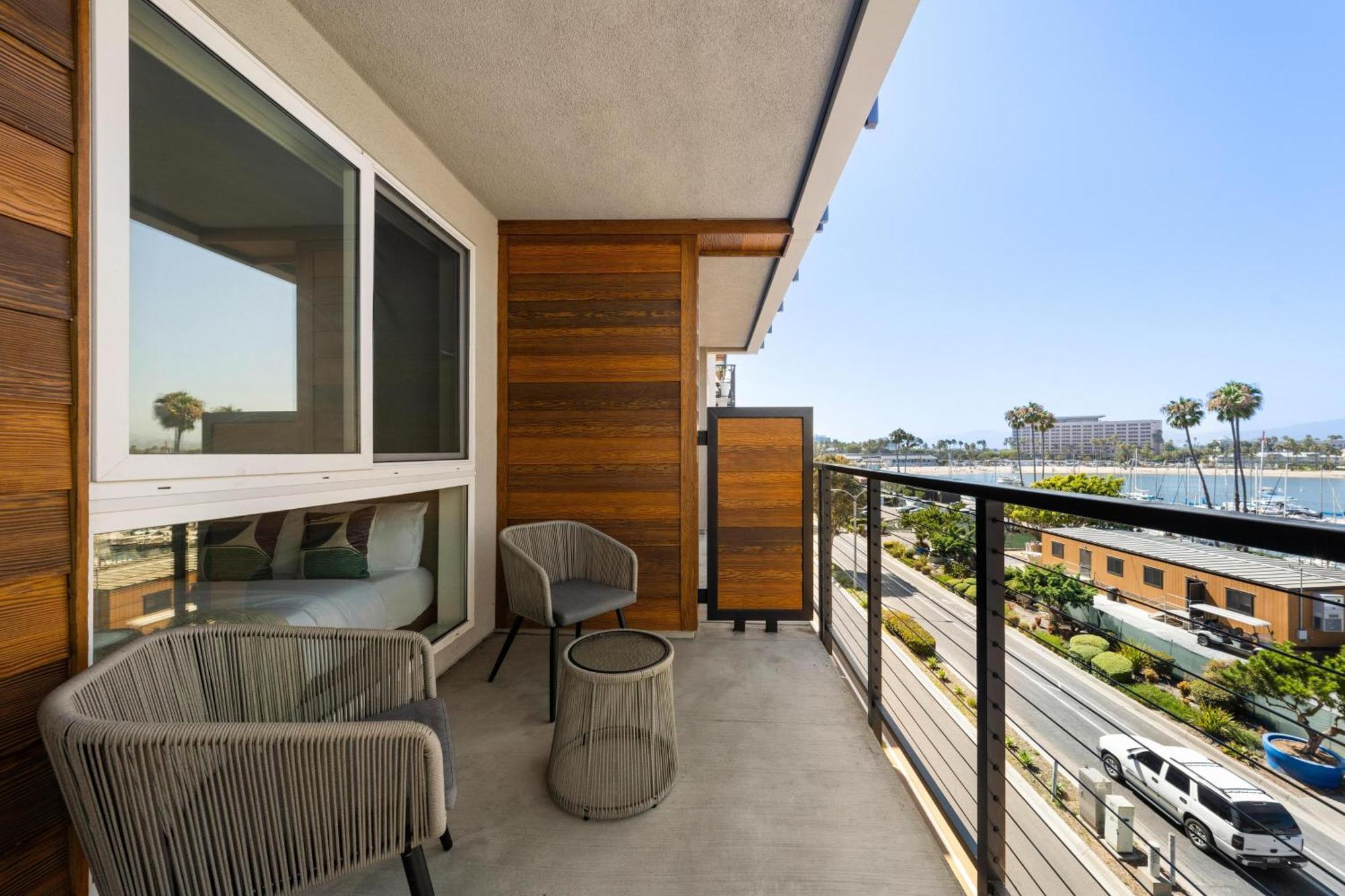 Sky-high Elegance Waterfront Penthouse 4 Beds Los Angeles