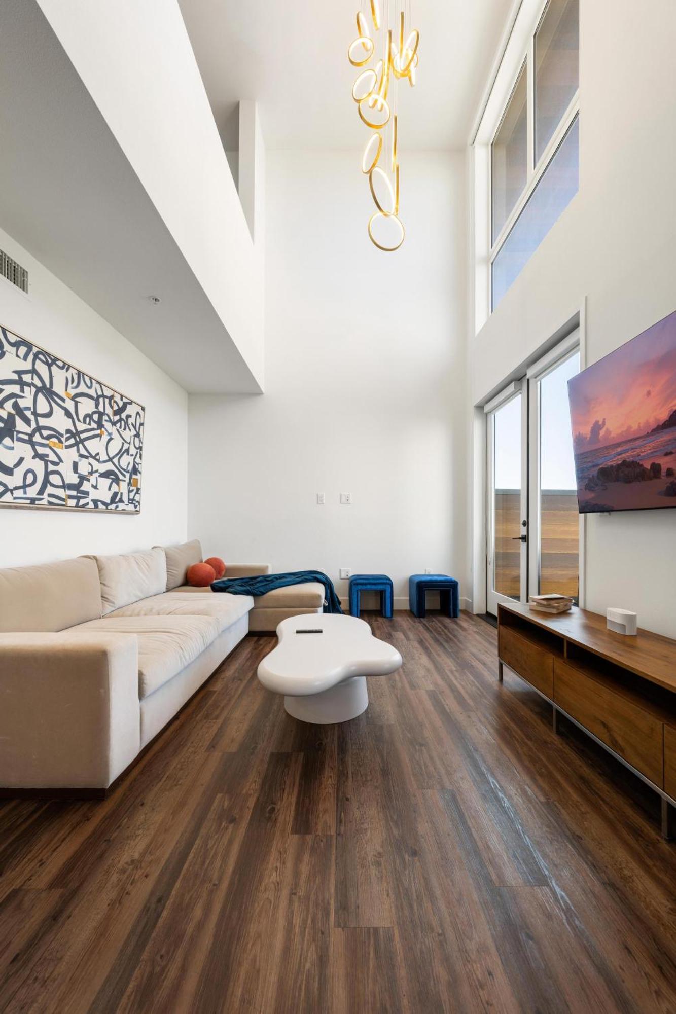 Sky-high Elegance Waterfront Penthouse 4 Beds * Los Angeles