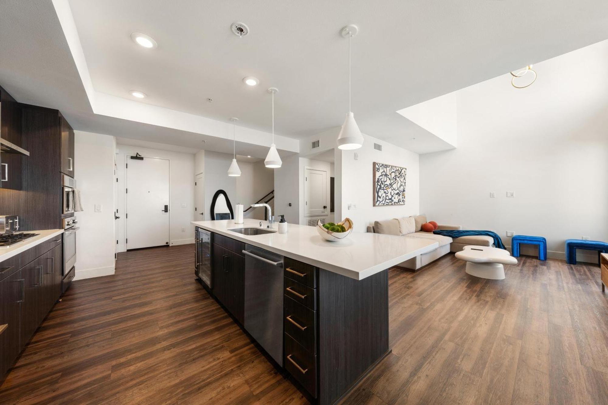 Sky-high Elegance Waterfront Penthouse 4 Beds Apartment Los Angeles