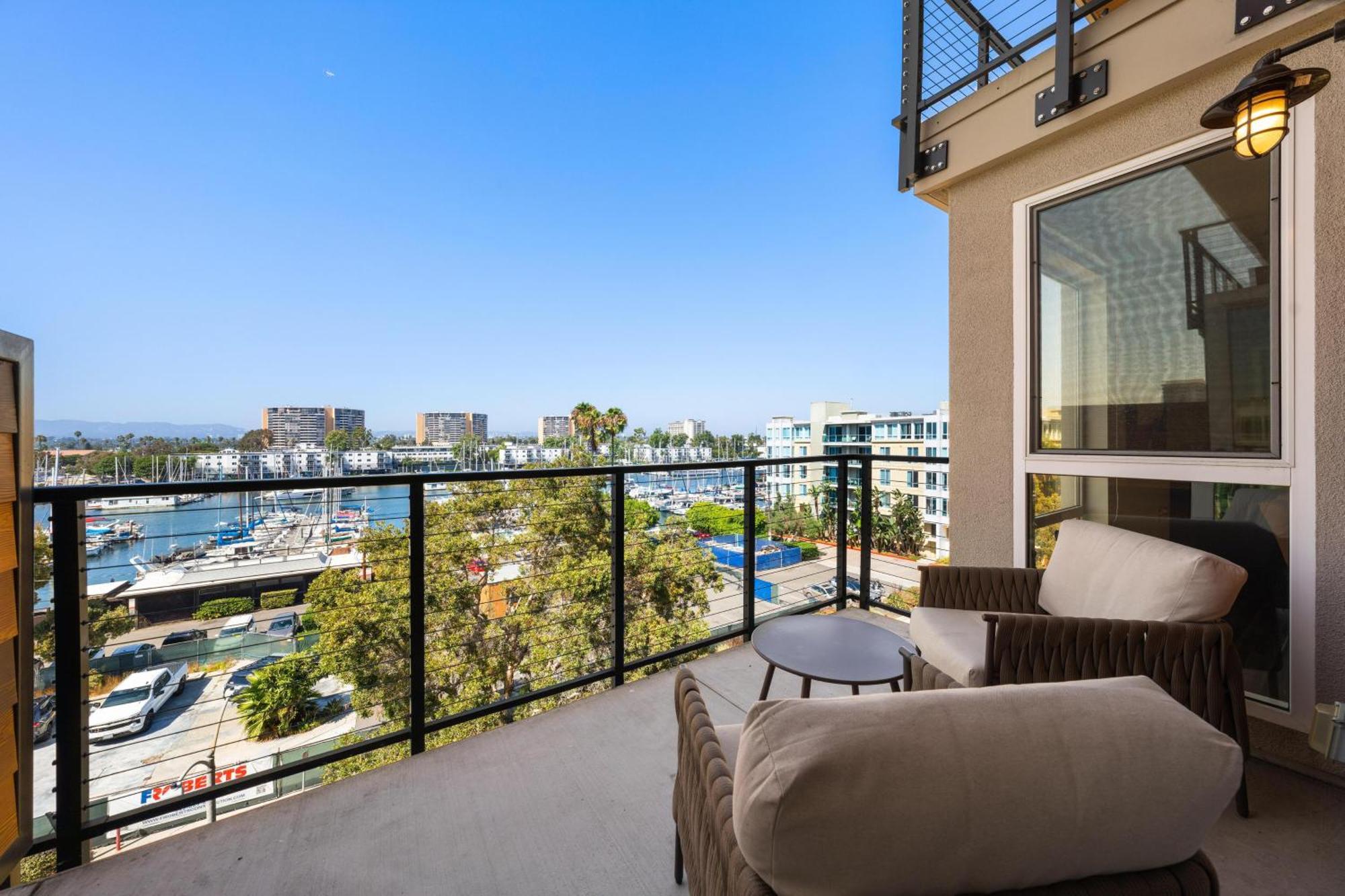 Apartment Sky-high Elegance Waterfront Penthouse 4 Beds Los Angeles