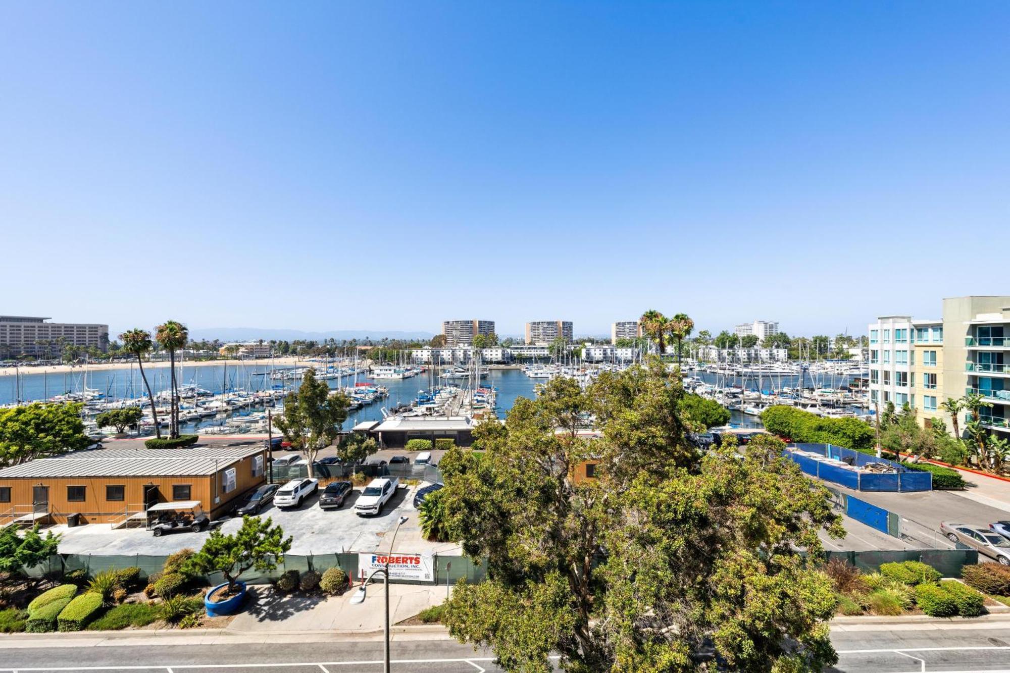 Sky-high Elegance Waterfront Penthouse 4 Beds Apartment