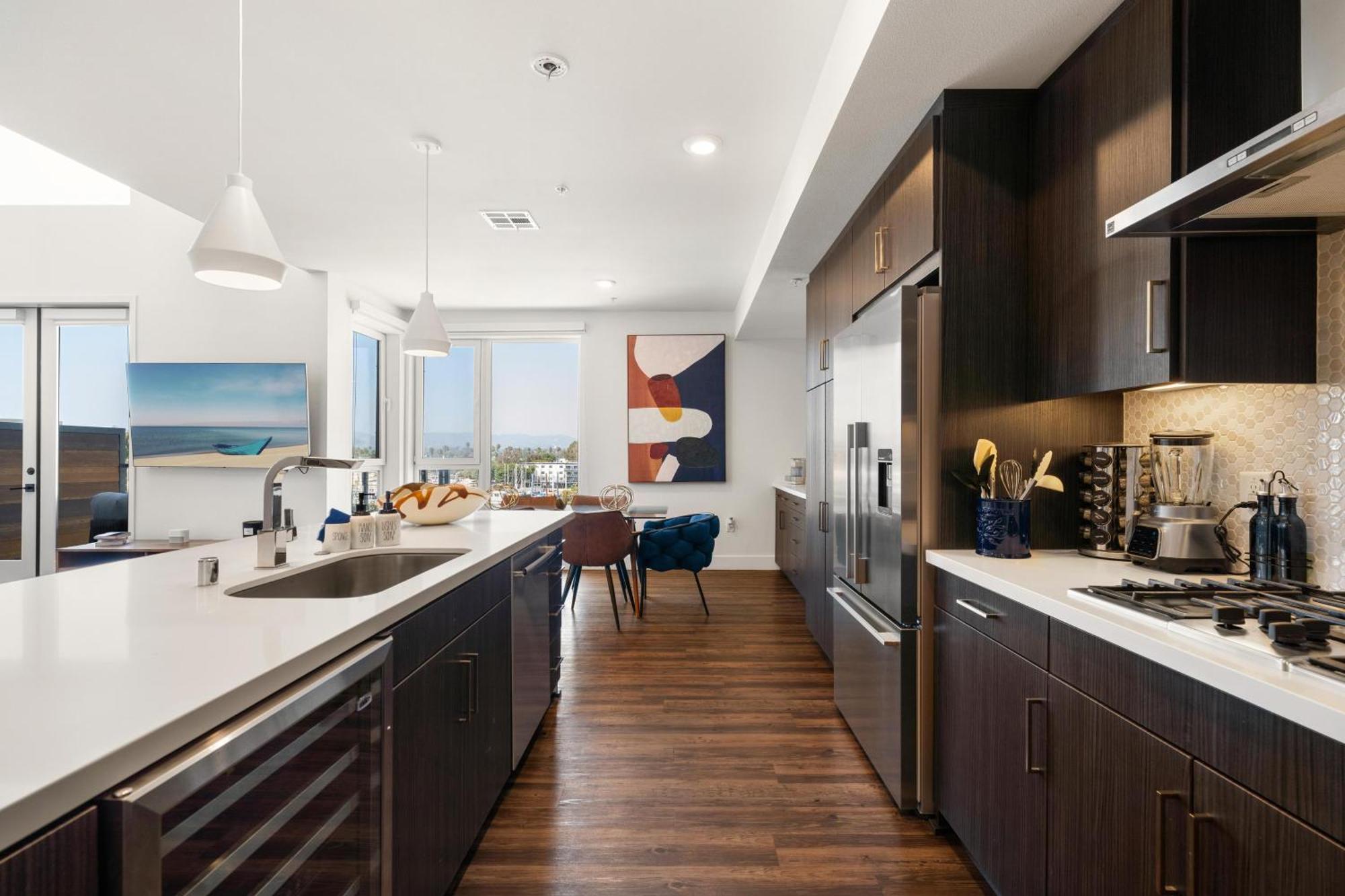 Sky-high Elegance Waterfront Penthouse 4 Beds *