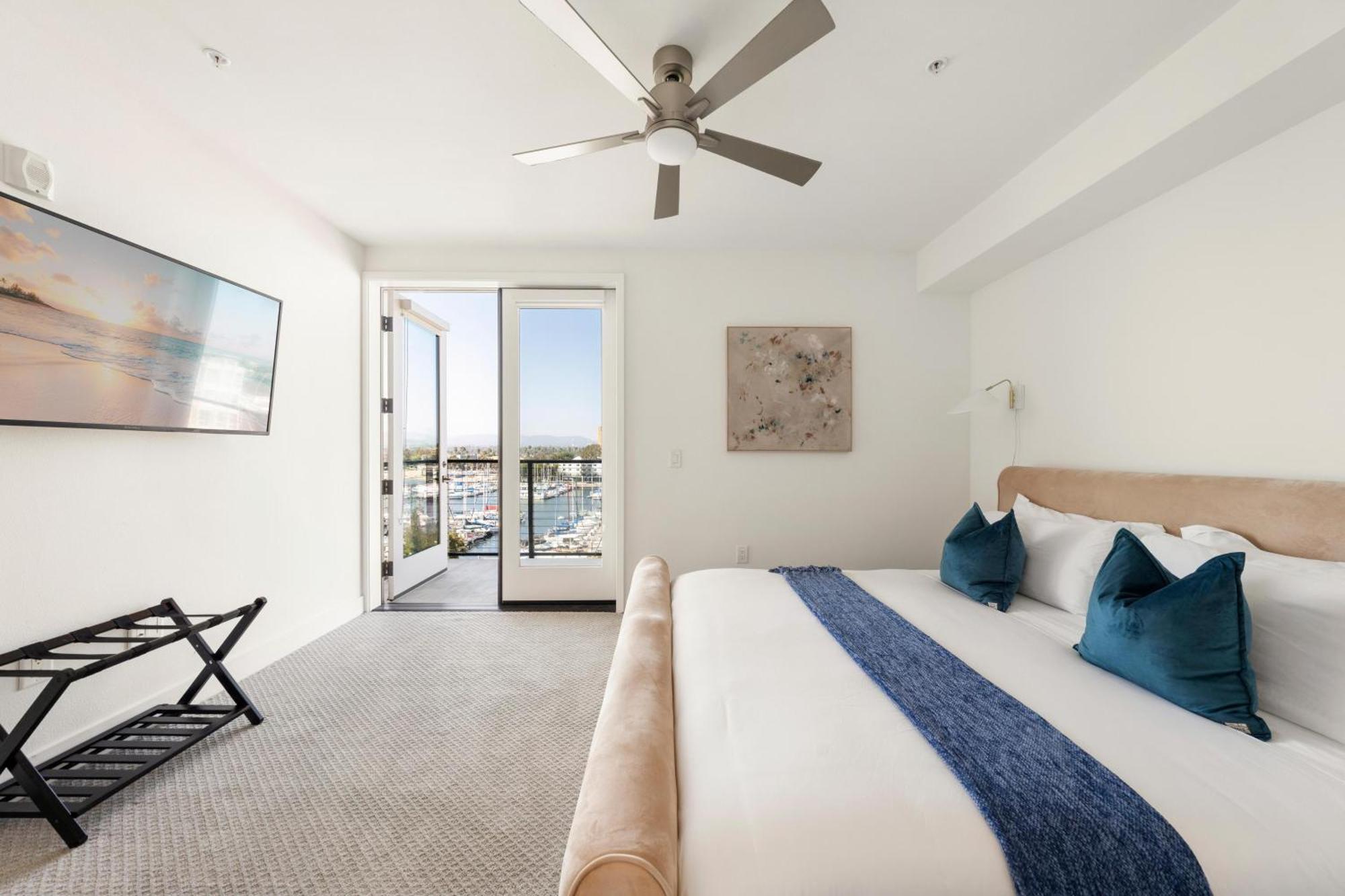 Sky-high Elegance Waterfront Penthouse 4 Beds Los Angeles