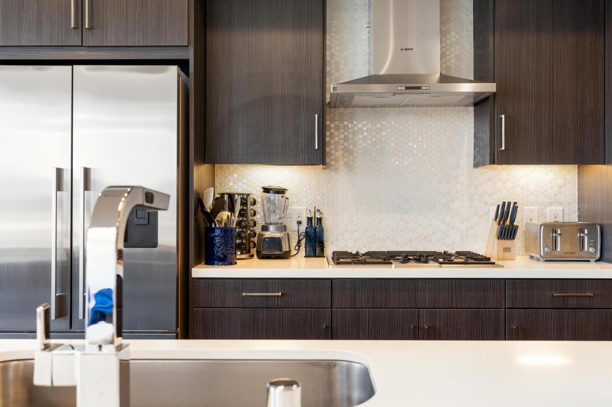 Sky-high Elegance Waterfront Penthouse 4 Beds Apartment