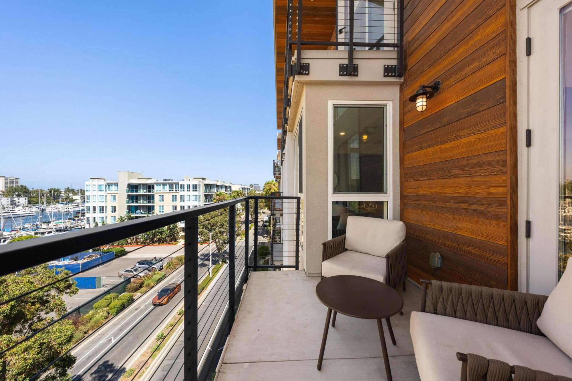 Apartment Sky-high Elegance Waterfront Penthouse 4 Beds