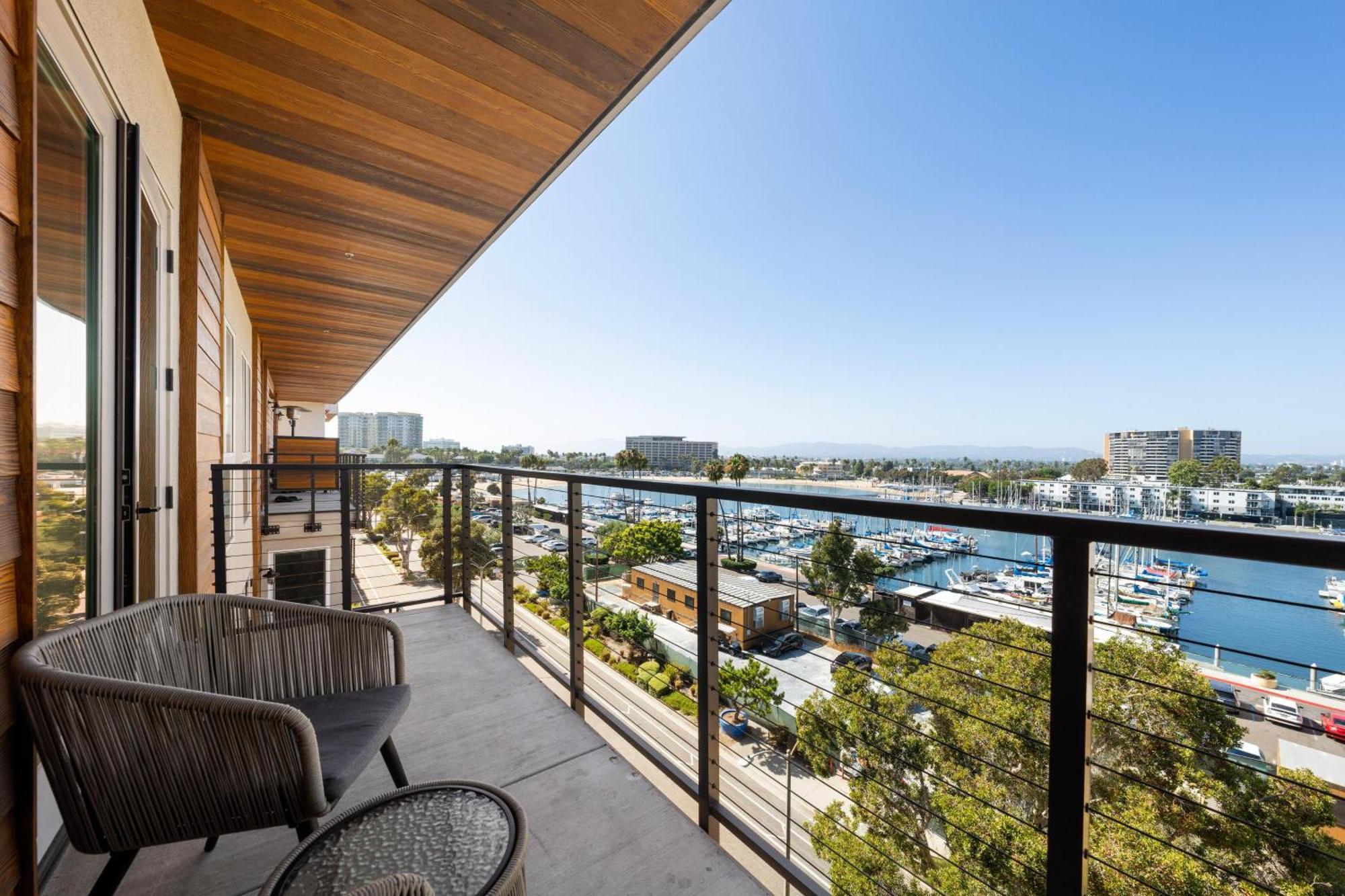 Sky-high Elegance Waterfront Penthouse 4 Beds Apartment *