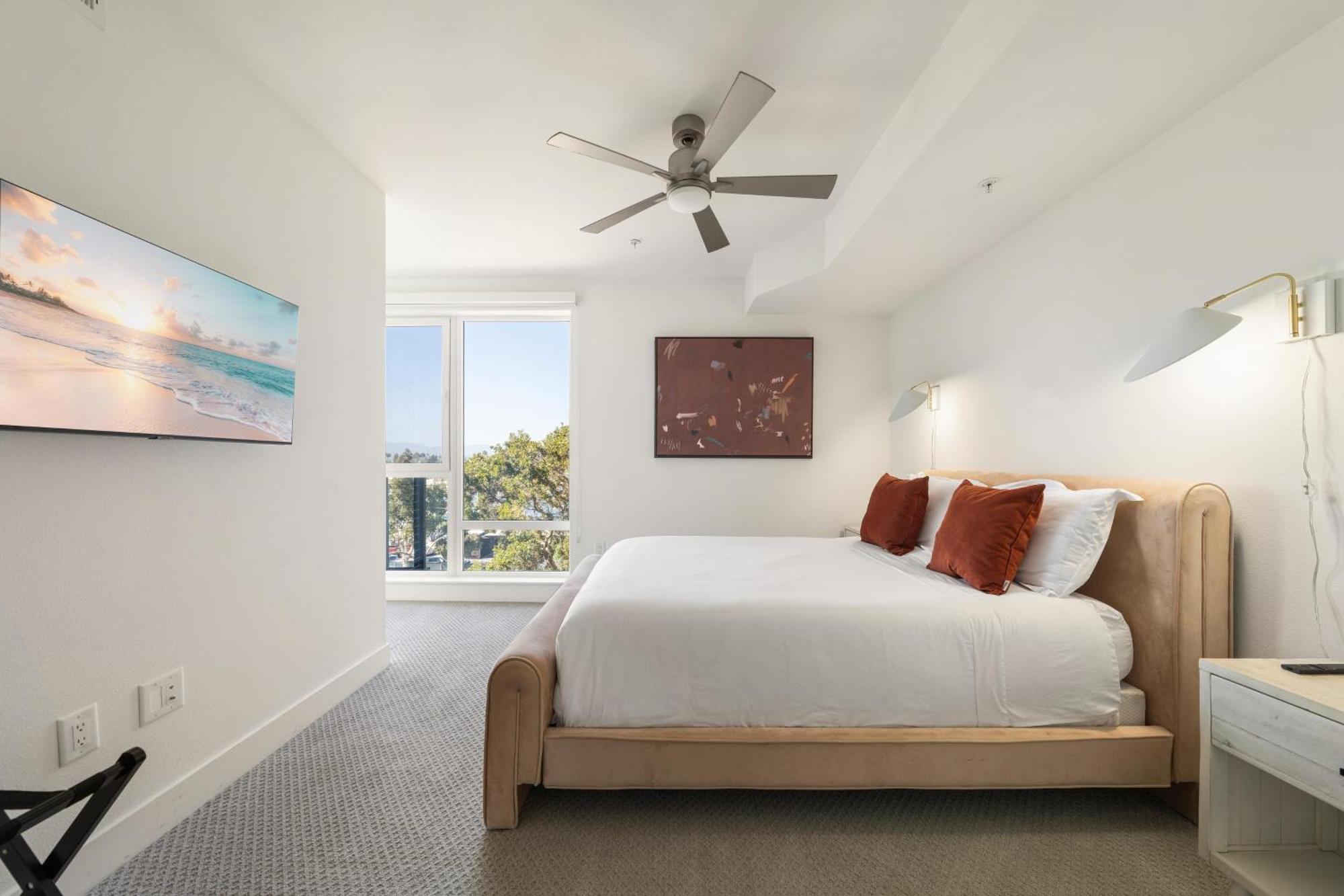 Sky-high Elegance Waterfront Penthouse 4 Beds *